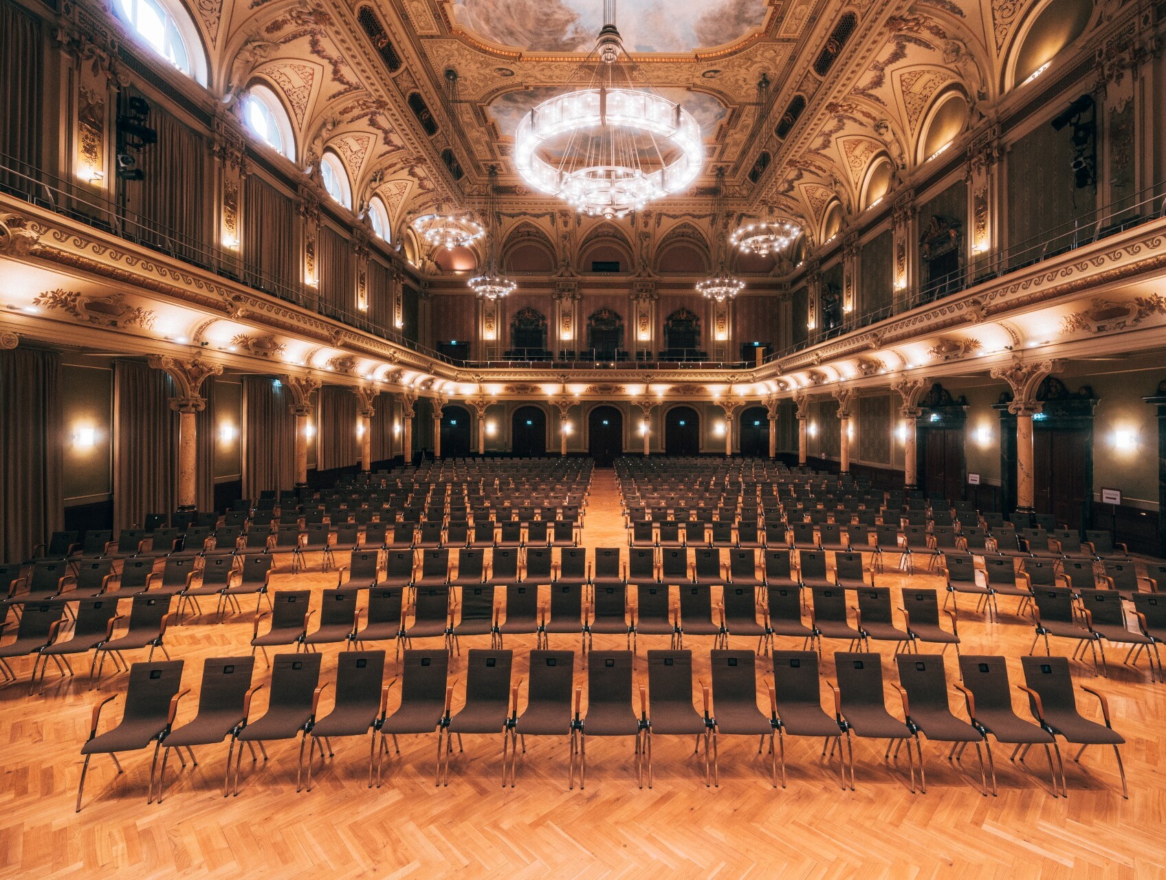 Großer Saal mit Bestuhlung und Kronleuchter in der Historischen Stadthalle Wuppertal 