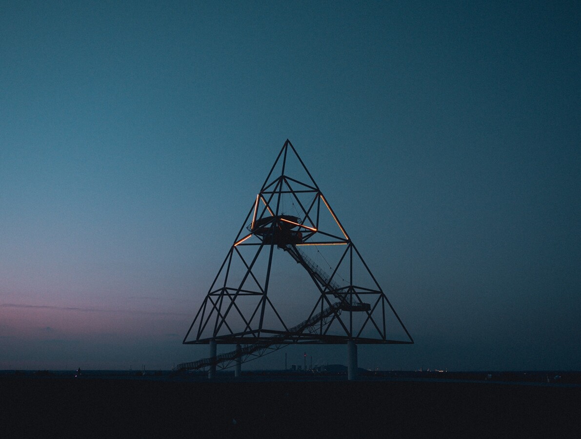 Stahlkonstruktion "Tetraeder" des Architekten Wolfgang Christ auf der Halde Beckstraße in Bottrop in der Morgendämmerung bei wolkenlosem Himmel 