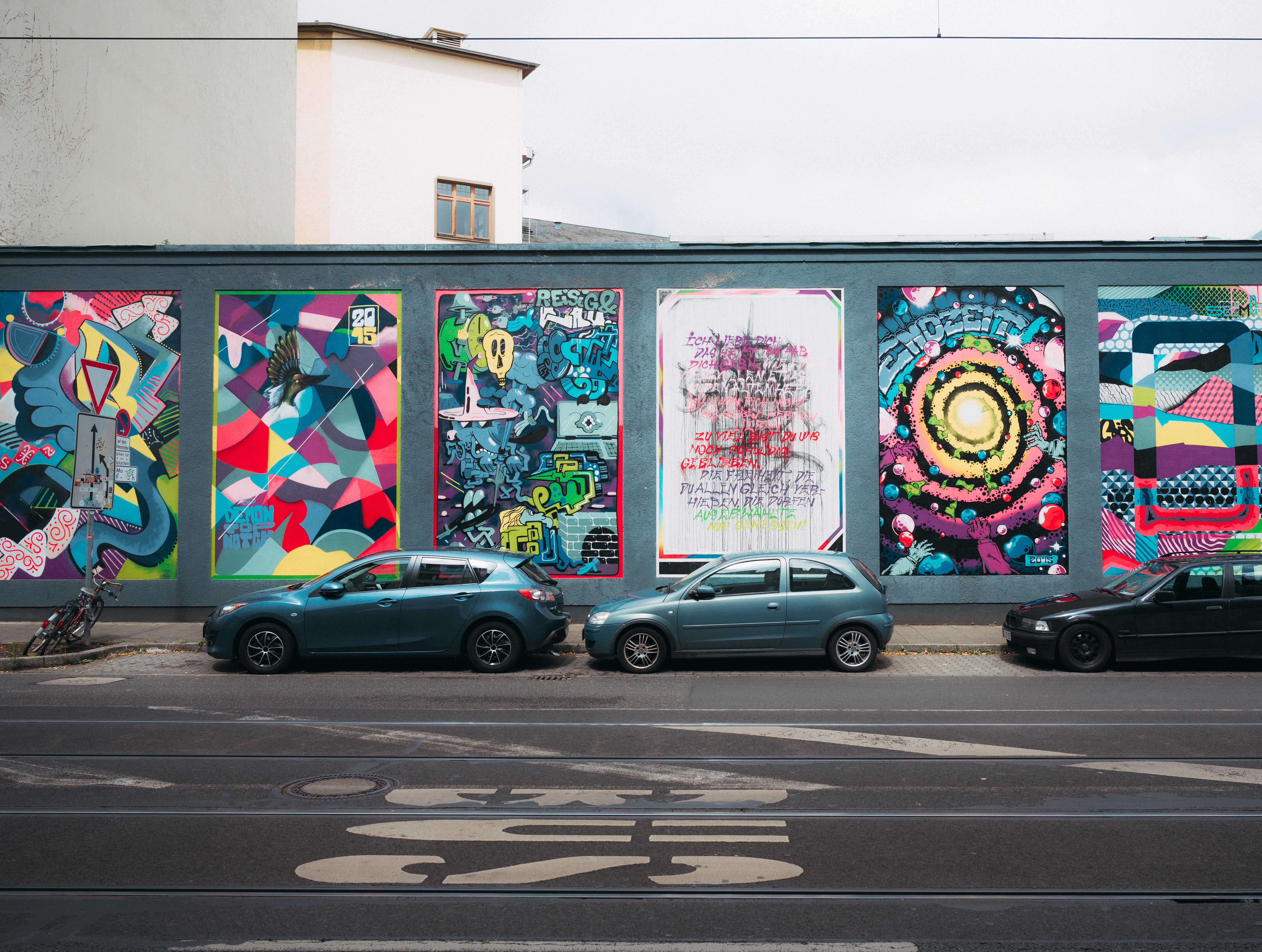 Bunte Street-Art-Mauer in Düsseldorf mit Kunstwerken wie in einer Galerie