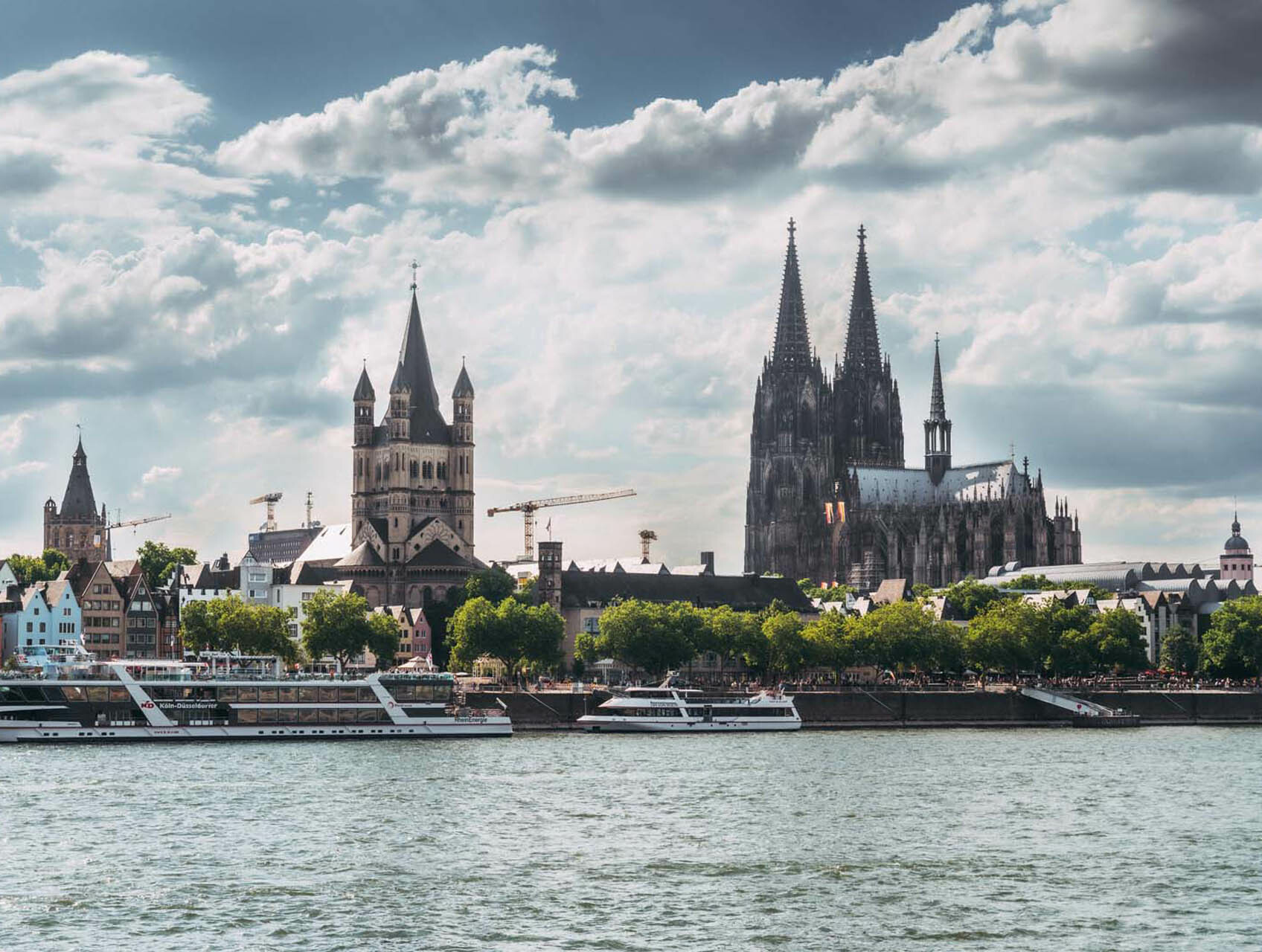 KD-Schiff auf dem Rhein mit Köln-Panorama