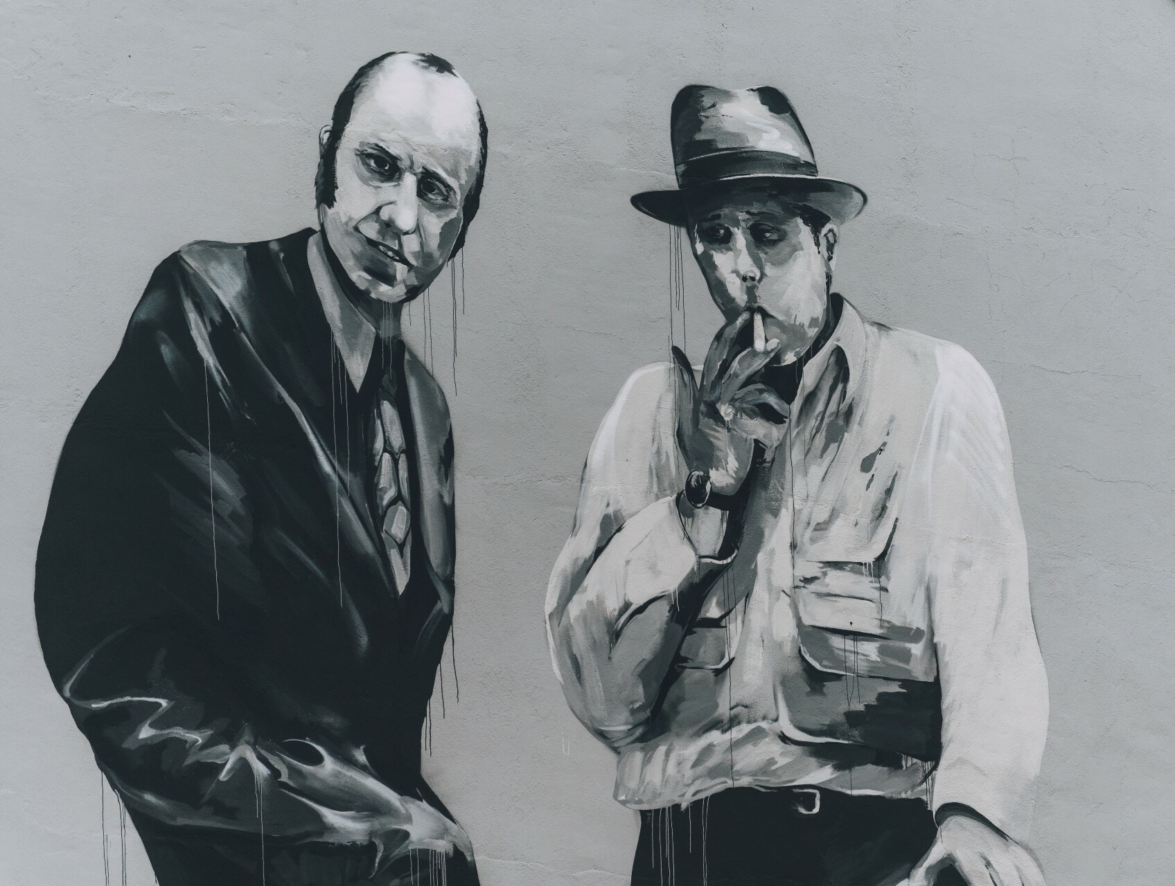 Ein schwarz-weißes Graffiti des Künstlers Philipp Kömen am Museum Abteiberg in Mönchengladbach zeigt den Museumsarchitekten Hans Hollein und den Künstler Joseph Beuys.  