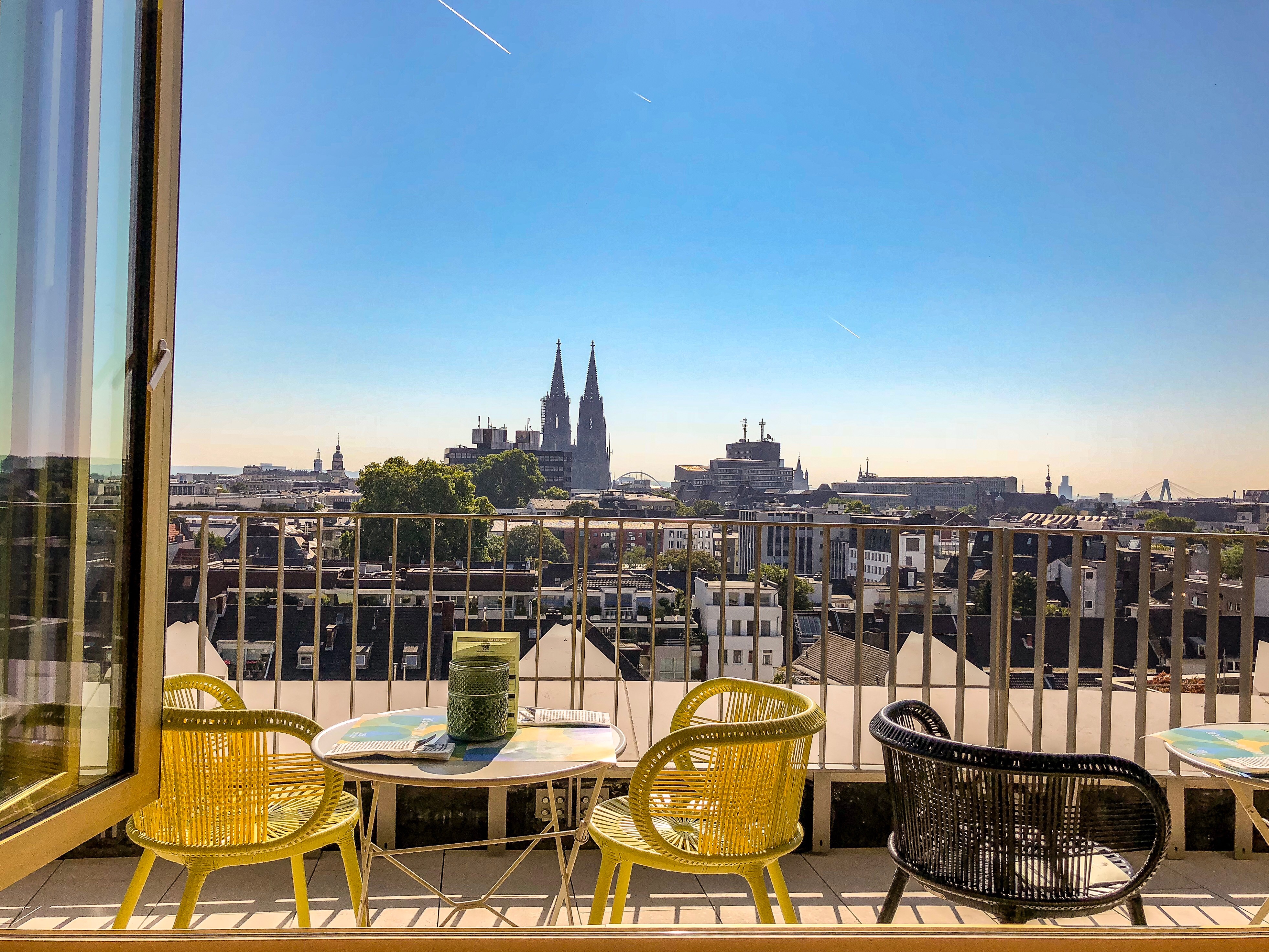 Blick von der Dachterrasse des 25 Hours Hotels über die Stadt Köln mit dem Dom im Hintergrund. © Marco Heiderich Trimborn