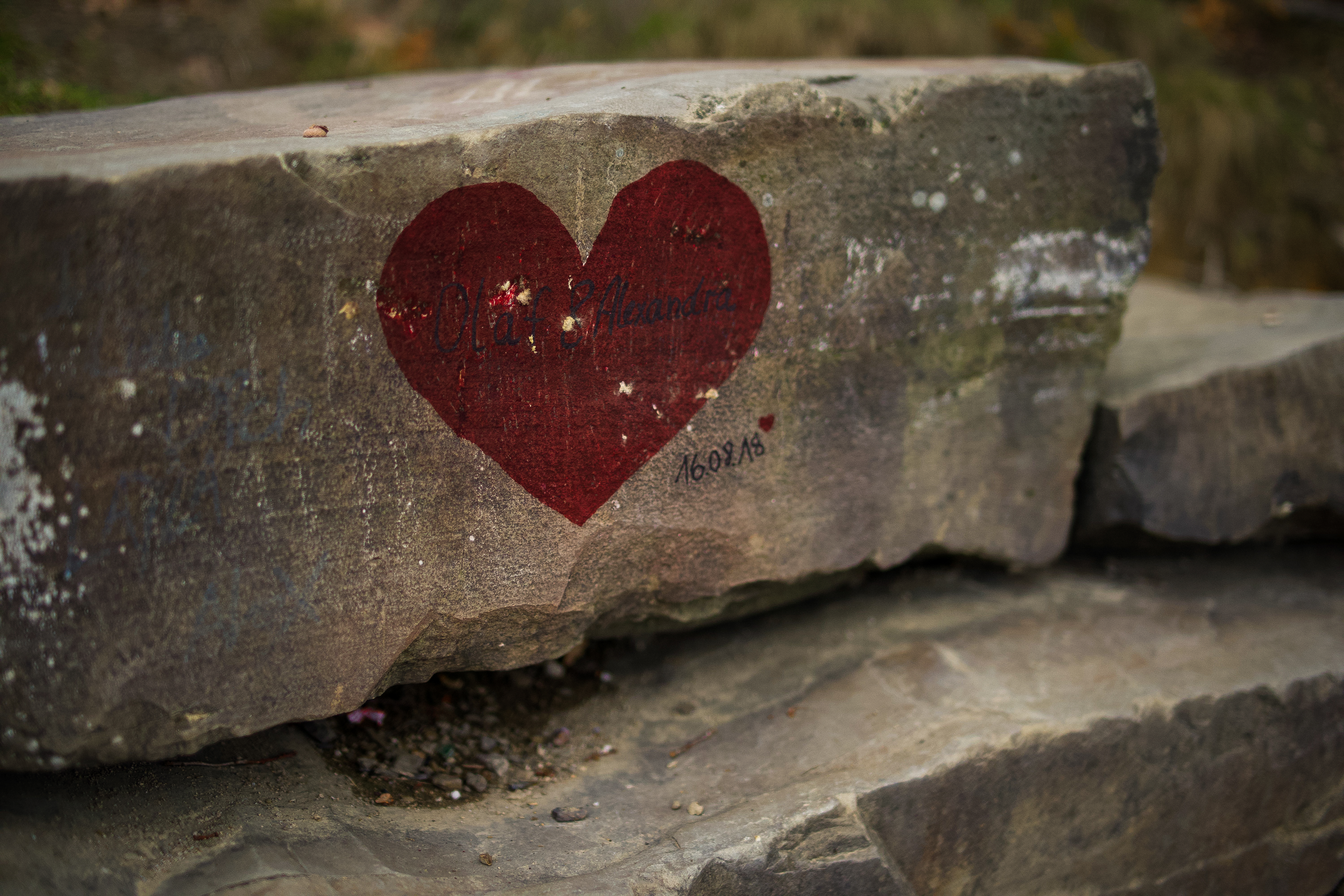 Ein rotes, beschriftetes Herz, das an der Bruchertalsperre auf einen Stein gemalt wurde. 