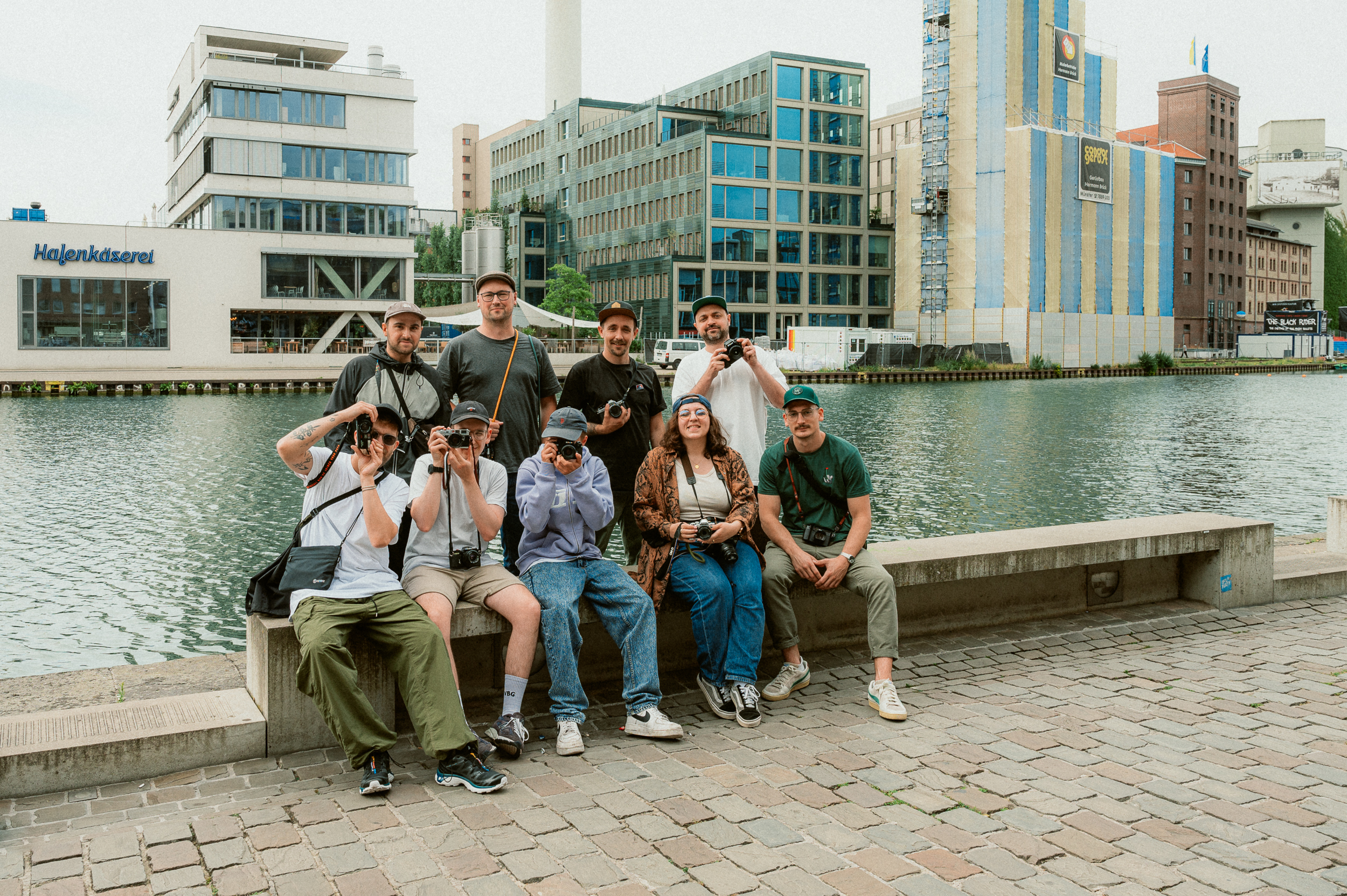 Die Teilnehmenden des InstWalks Analogfotografie im Hafenviertel von Münster