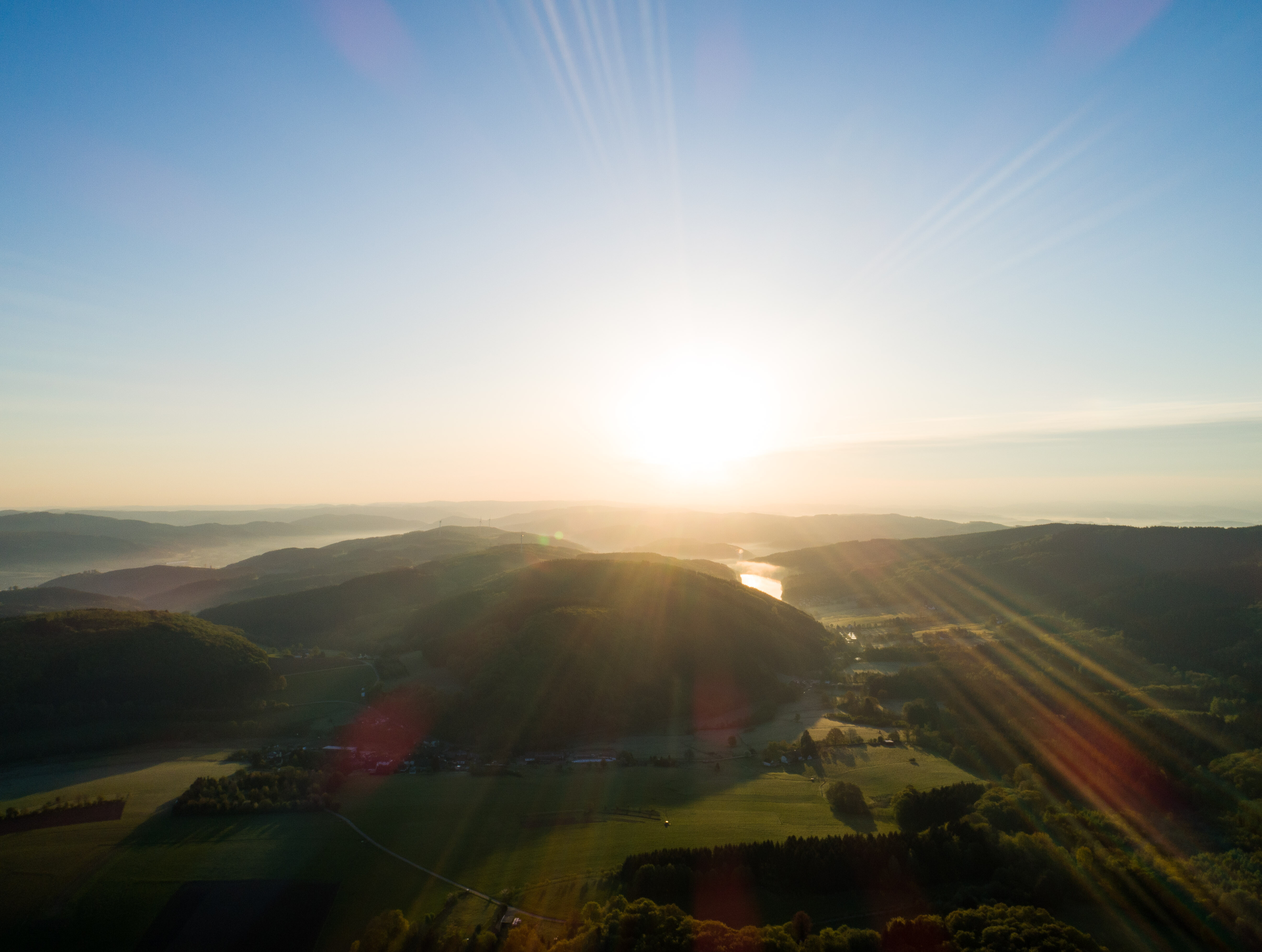 Sonnenstrahlen über der hügeligen Landschaft im Ebbegebirge bei Meinzerhagen im Sauerland © Tourismus NRW e.V.