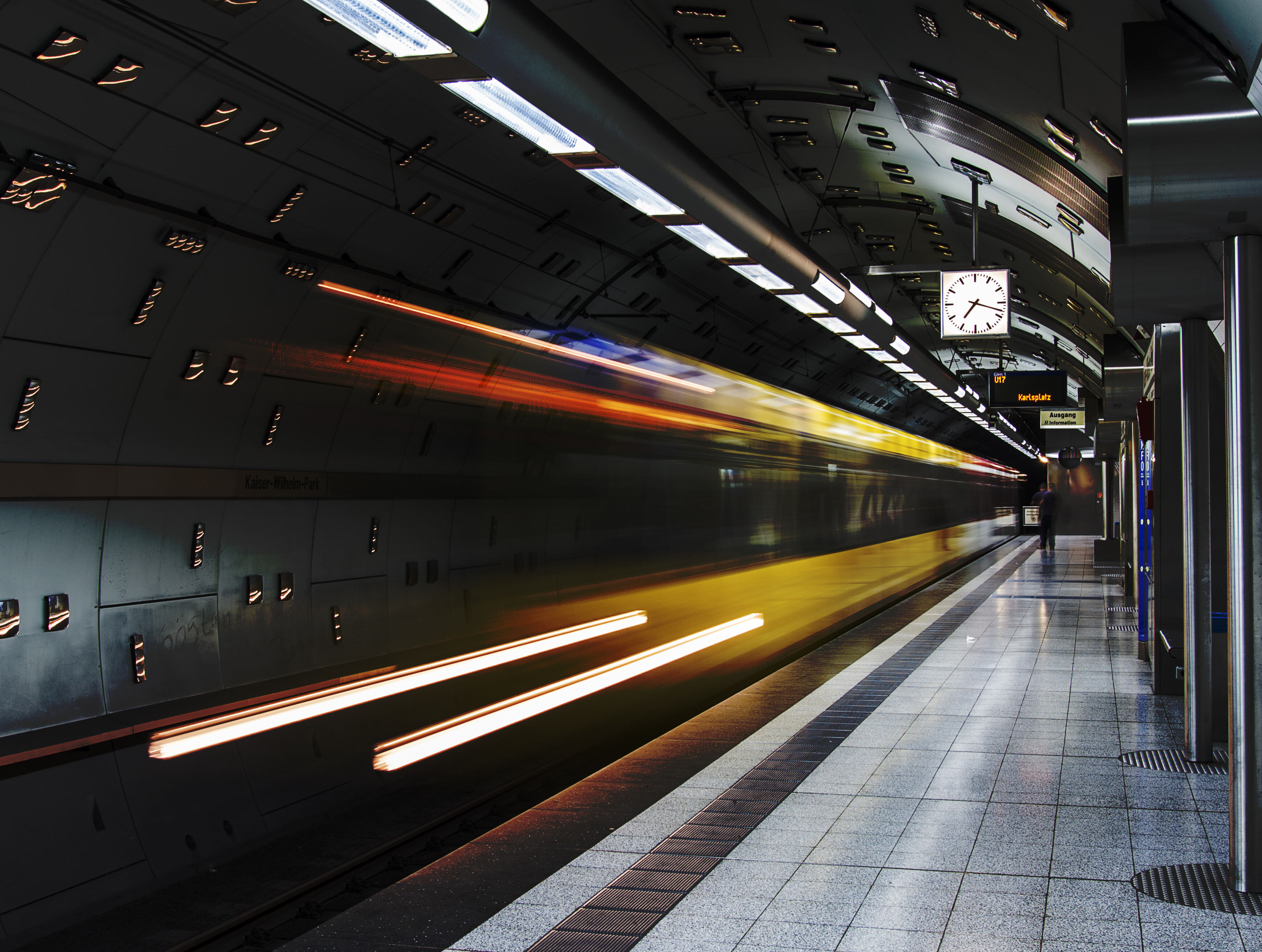 Eine U-Bahn fährt in an einer unterirdischen Haltestelle in Essen ein. 