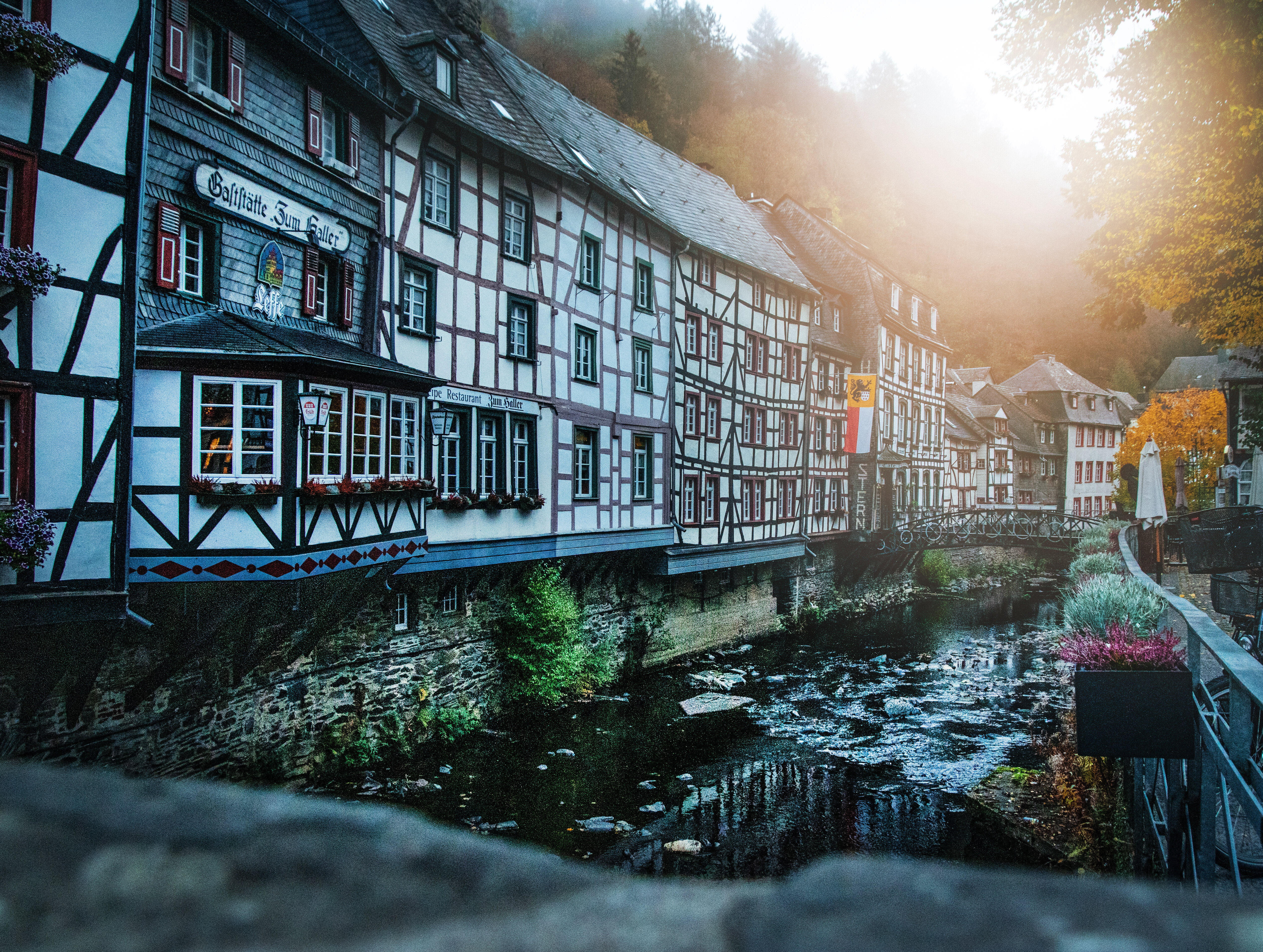 Fachwerkhäuser an der Rur in Monschau in der Eifel