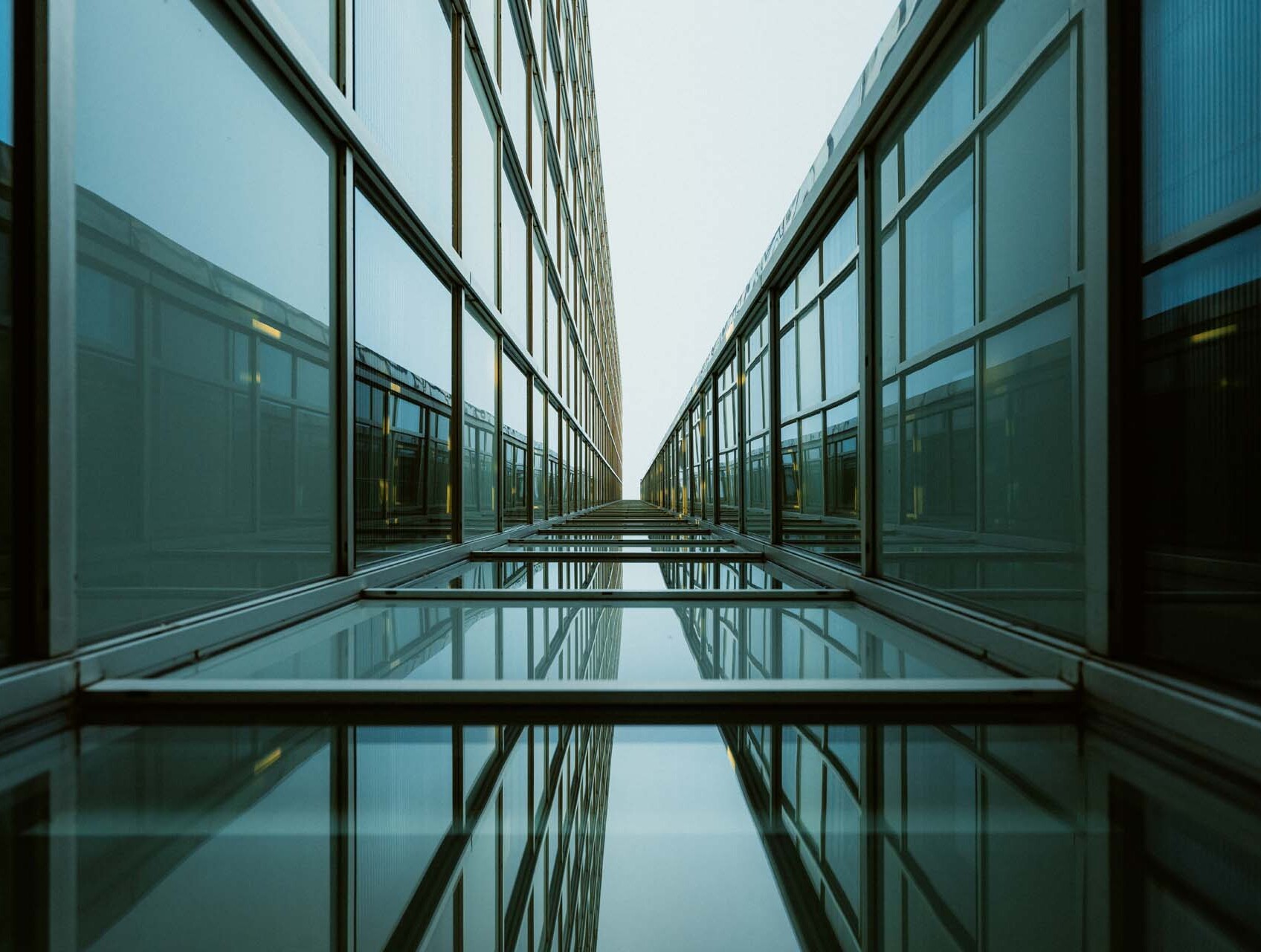 Glasfenster am Dreischeibenhaus in Düsseldorf aus der Froschperspektive 