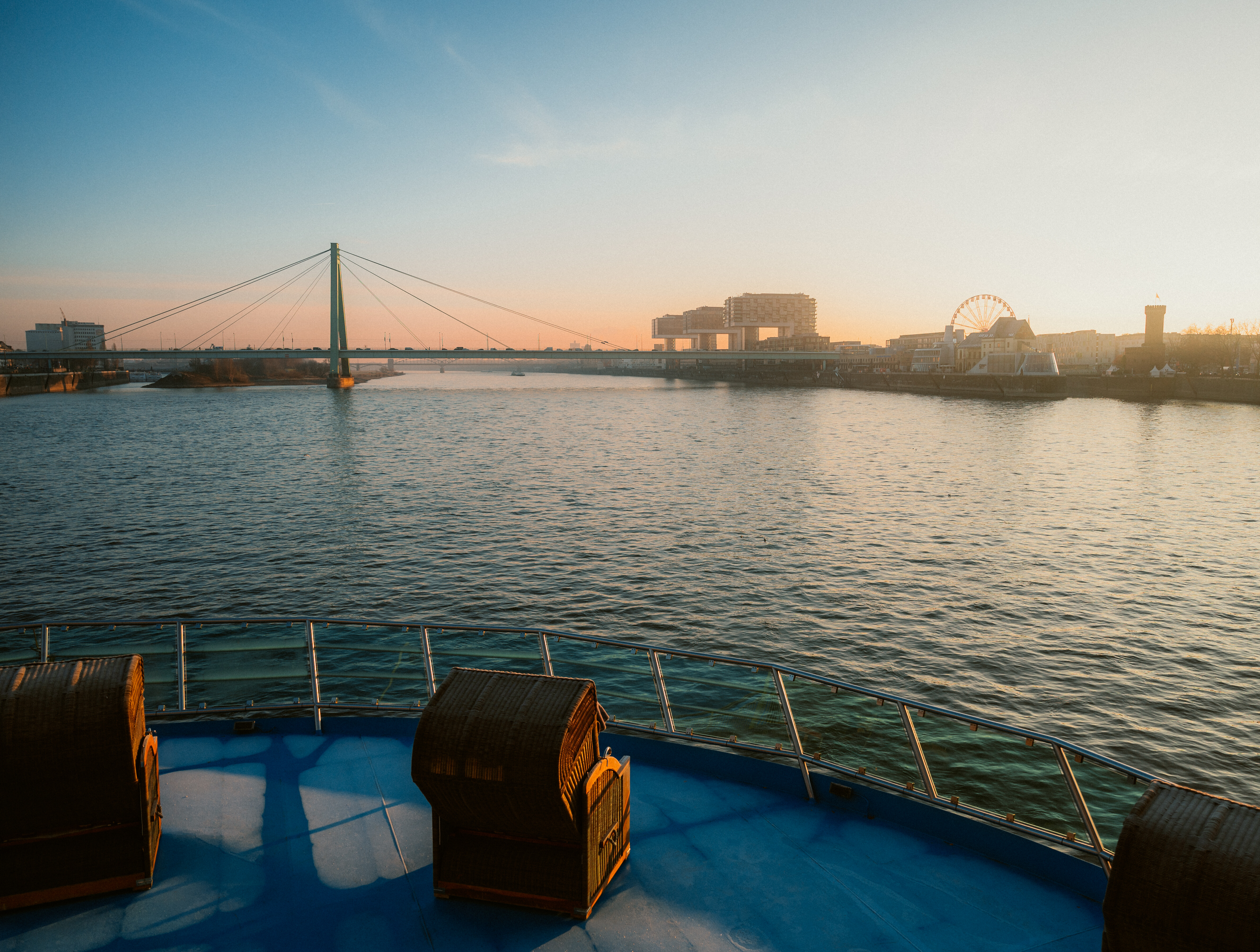 Strandkörbe auf dem Bug eines Schiffes, das auf dem Rhein bei Köln fährt