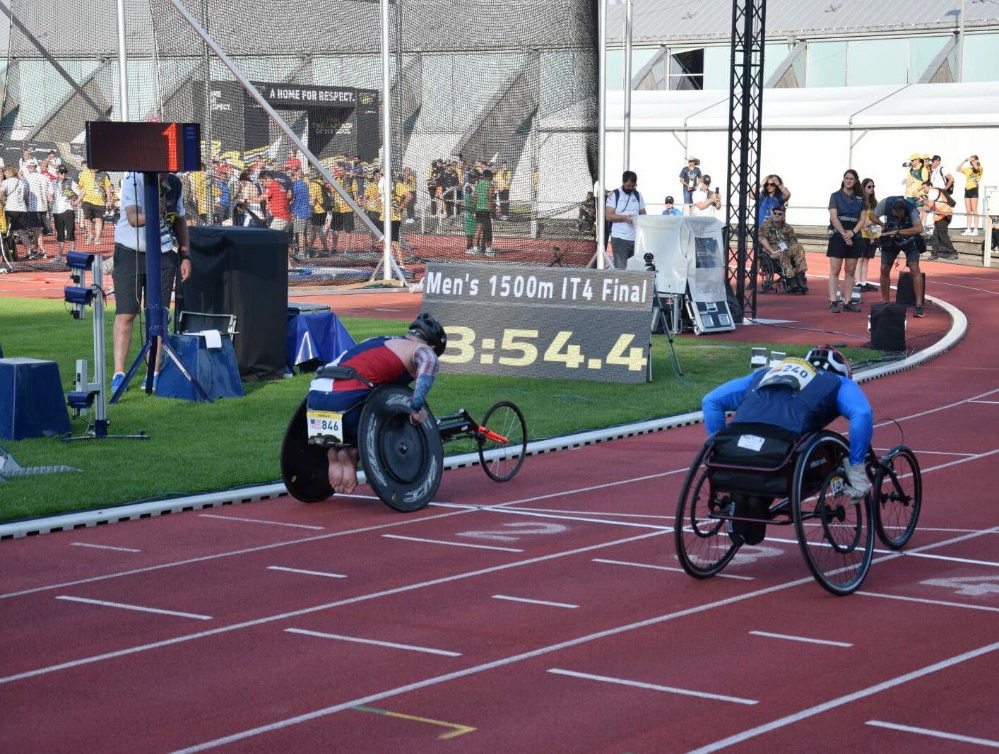 Zwei Menschen im Rollstuhl fahren bei den Invictus Games in Düsseldorf ein Rennen.  