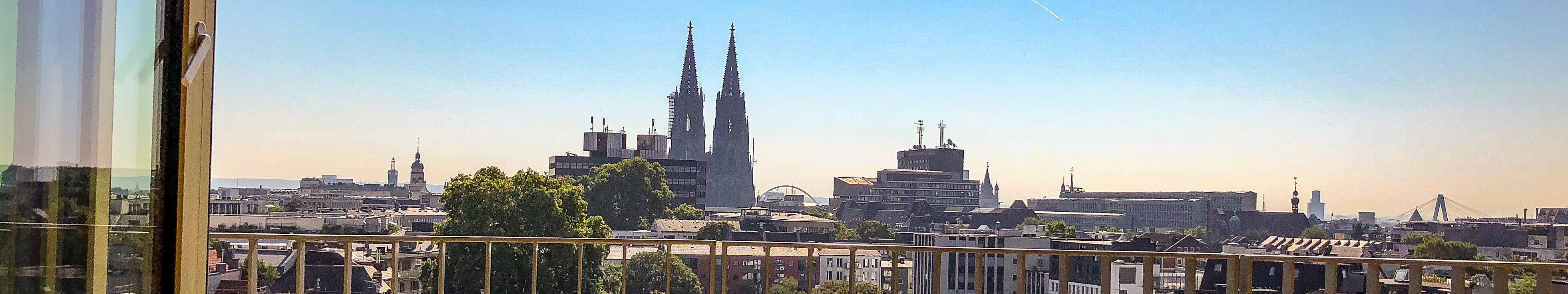 Blick von der Dachterrasse des 25 Hours Hotels über die Stadt Köln mit dem Dom im Hintergrund. 