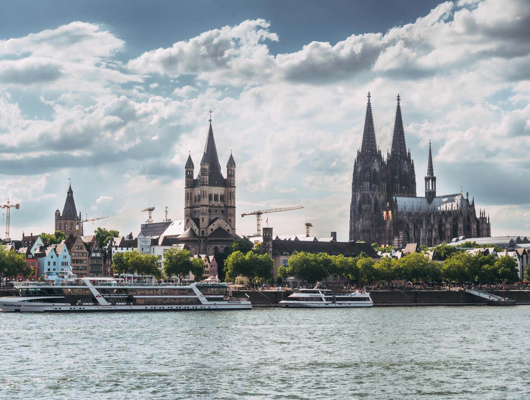 KD-Schiff auf dem Rhein mit Köln-Panorama