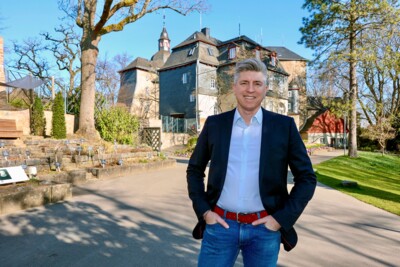 Der Geschäftsführer des Touristikverbands Siegen-Wittgenstein, Daniel Letocha, steht vor dem Oberen Schloss in Siegen. 