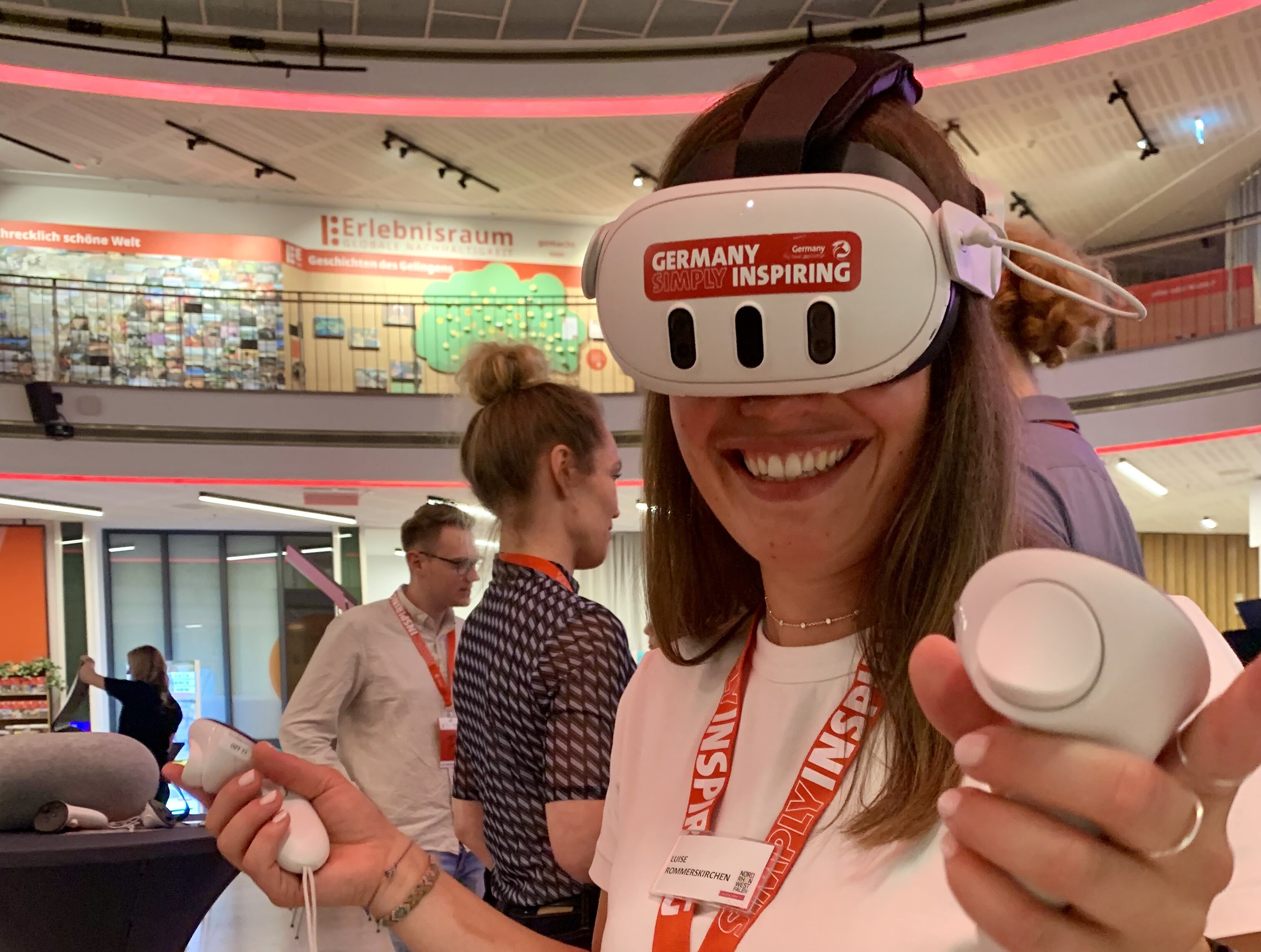 VR-Brillentest auf den DZT-Knowledge Days 2025 in Bielefeld © Tourismus NRW e.V. Eine Mitarbeiterin des Tourismus NRW trägt auf den DZT-Knowledge Days 2025 in Bielefeld eine VR-Brille und testet damit eine VR-Anwendung.