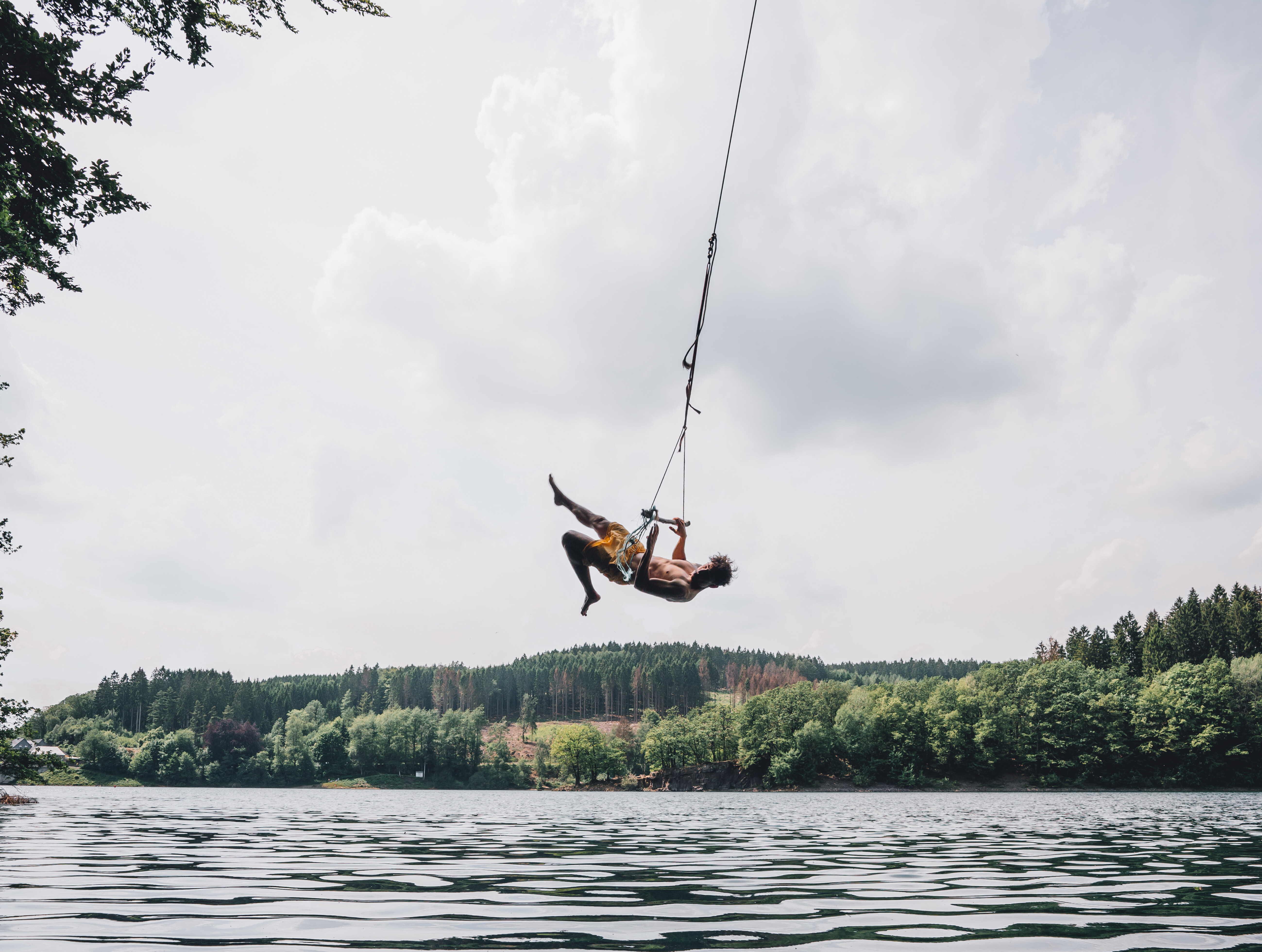 Schaukel über der Aggertalsperre im Bergischen Land © Leo Thomas Ein Mann schaukelt an einem Seil über der Aggertalsperre im Bergischen Land.