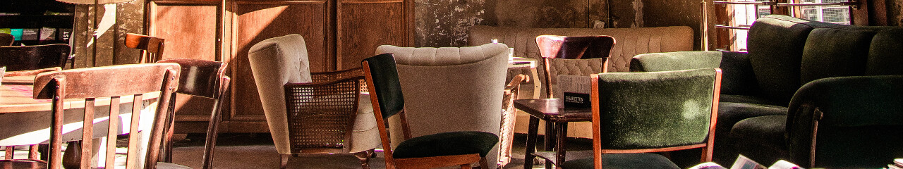 Sessel, Stühle, Tische und ein Vitrinenschrank im Mirker Bahnhof in Wuppertal