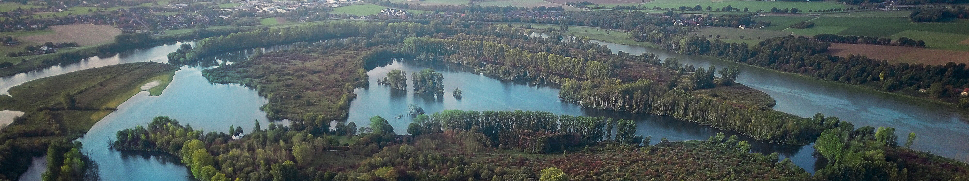 Die Seenlandschaft Bislicher Insel am Niederrhein mit Blick auf die angrenzenden Felder Wälder