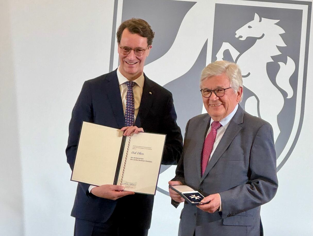 Olaf Offers erhält von NRW-Ministerpräsident Hendrik Wüst den Verdienstorden des Landes Nordrhein-Westfalen.