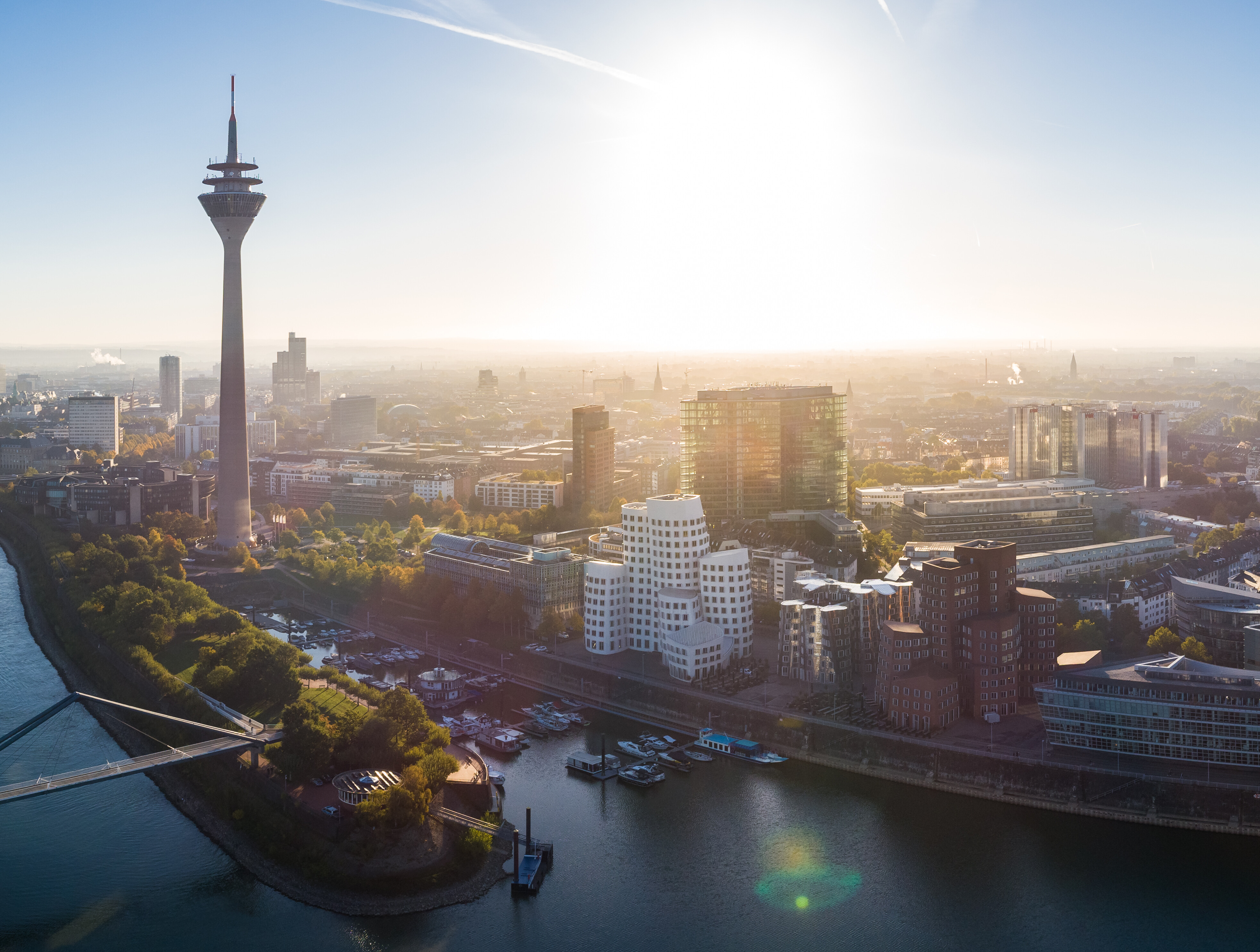 Blick auf den Medienhafen Düsseldorf mit dem Rheinturm im Gegenlicht