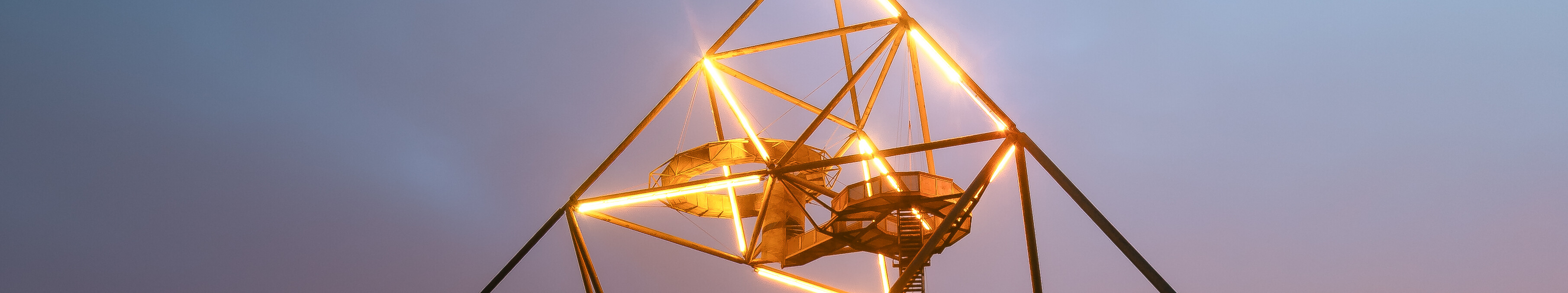 Der Tetraeder in Bottrop ist eine besondere Sehenswürdigkeit: Die begehbare Pyramide auf der Halde Beckstraße bietet einen weiten Panoramablick.