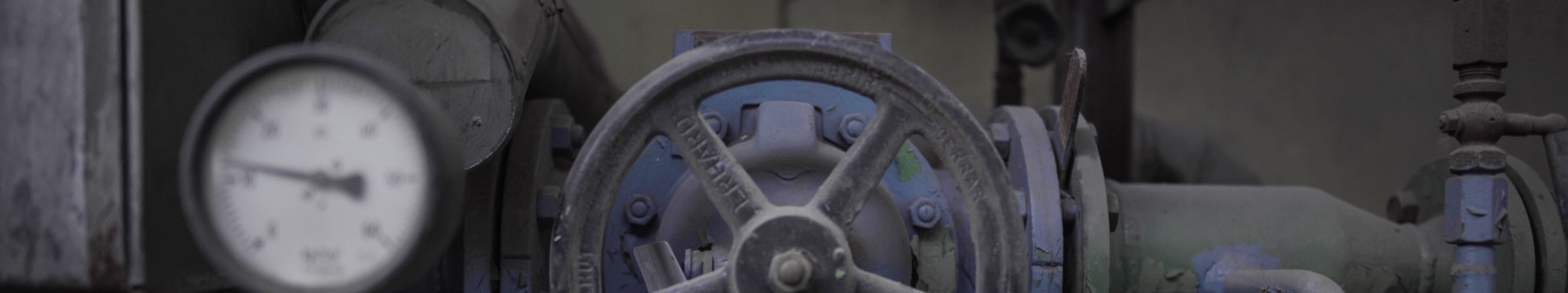Detailaufnahme eines Steuerungsrades mit Druckanzeige einer historischen Maschine im LWL-Industriemuseum Henrichshütte in Hattingen