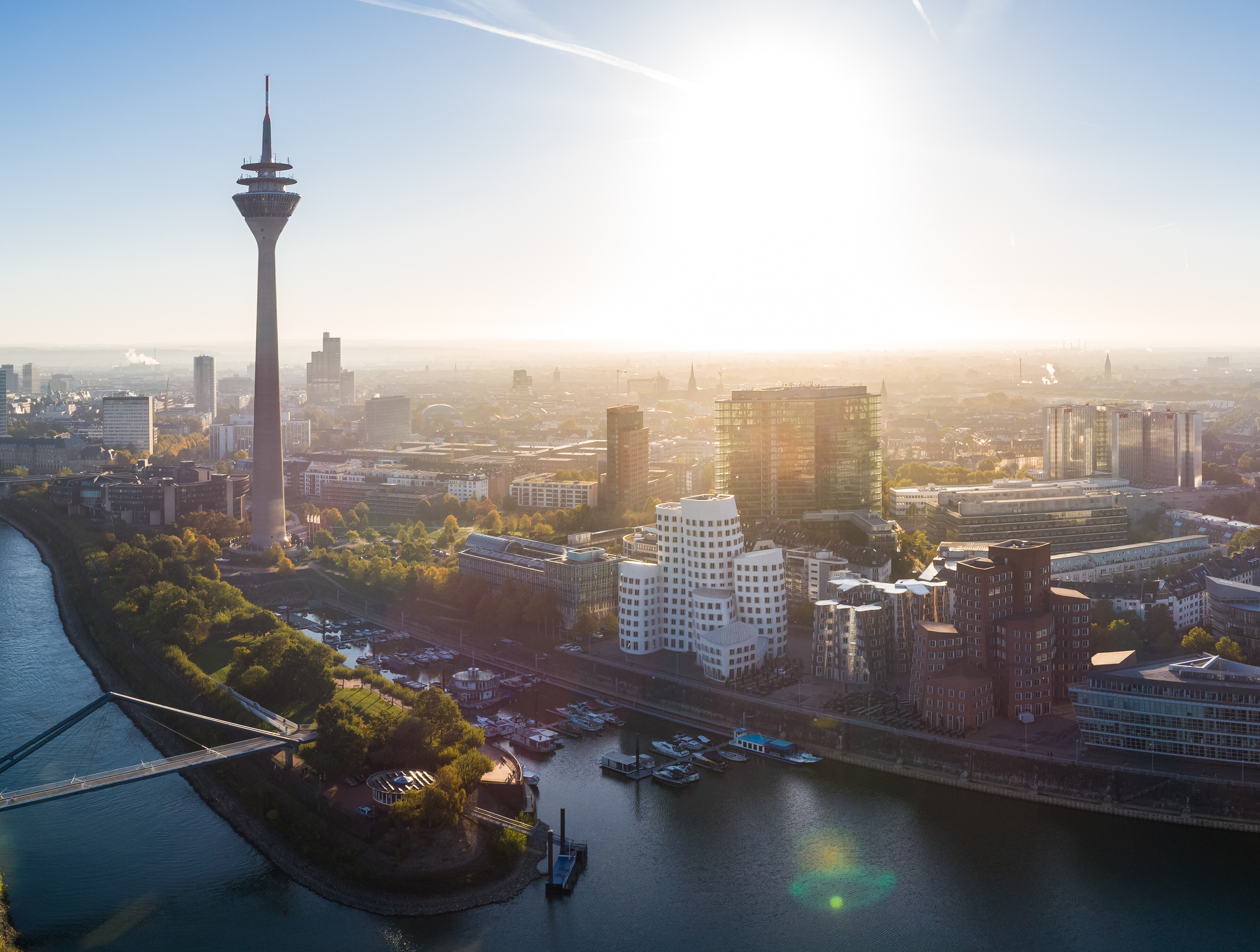 Blick auf den Medienhafen Düsseldorf mit dem Rheinturm im Gegenlicht