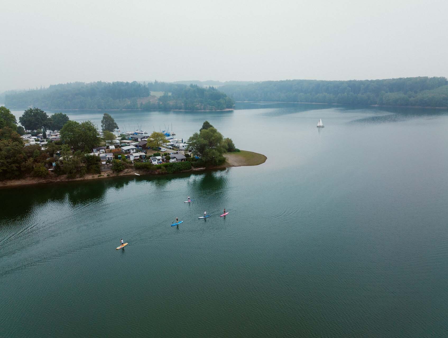 Campingplatz und Stand Up Paddling an der Bevertalsperre im Bergicshen Land © Tourismus NRW/Johannes Höhn Campingplatz und Stand Up Paddling an der Bevertalsperre im Bergicshen Land