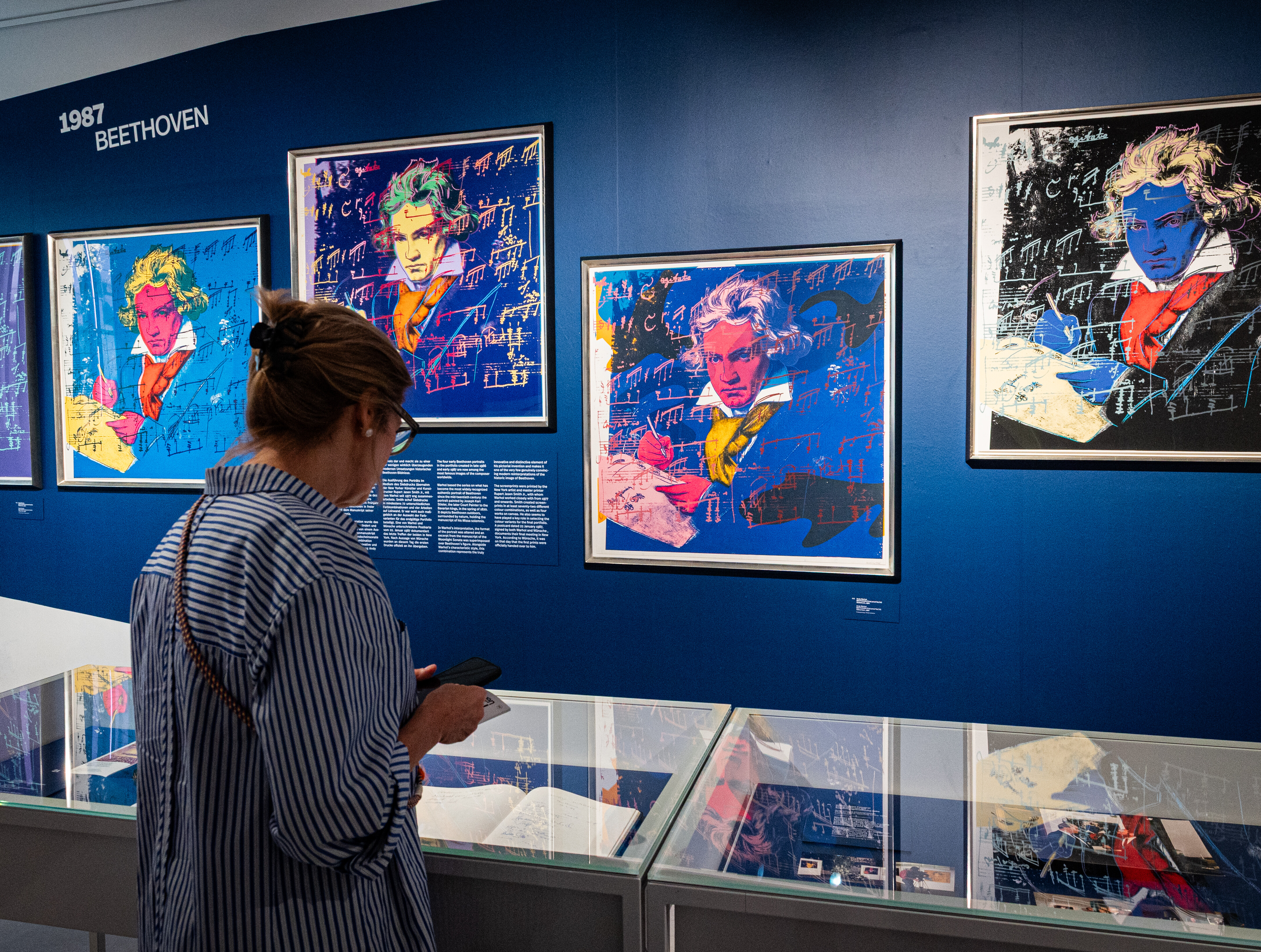 Beethoven by Warhol © vigilux_Meike Böschemeyer Eine frau betrachtet Beethoven-Bilder von Andy Warhol in der Sonderausstellung "Beethoven by Warhol" im Beethoven-Haus Bonn