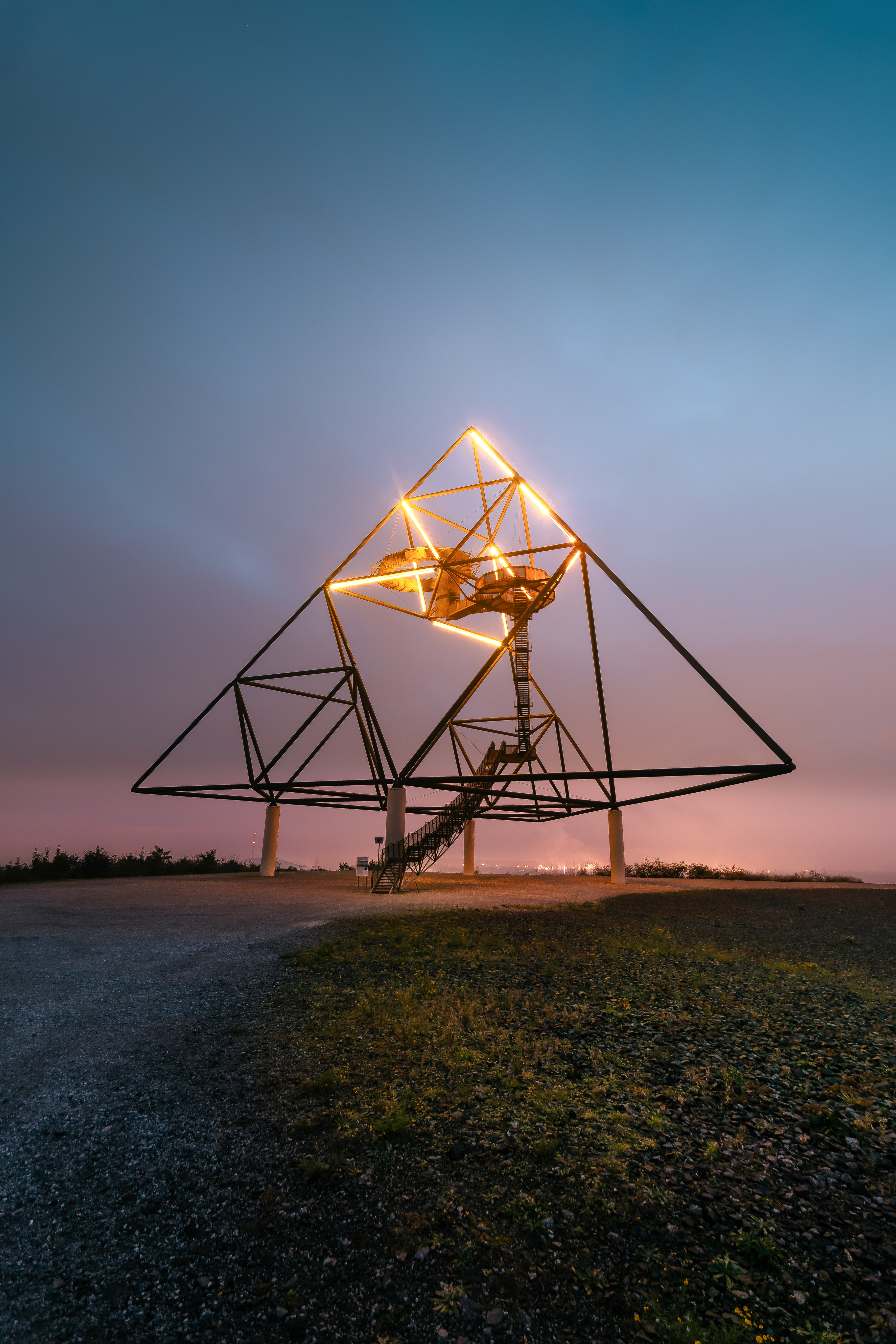 Der Tetraeder in Bottrop ist eine besondere Sehenswürdigkeit: Die begehbare Pyramide auf der Halde Beckstraße bietet einen weiten Panoramablick.