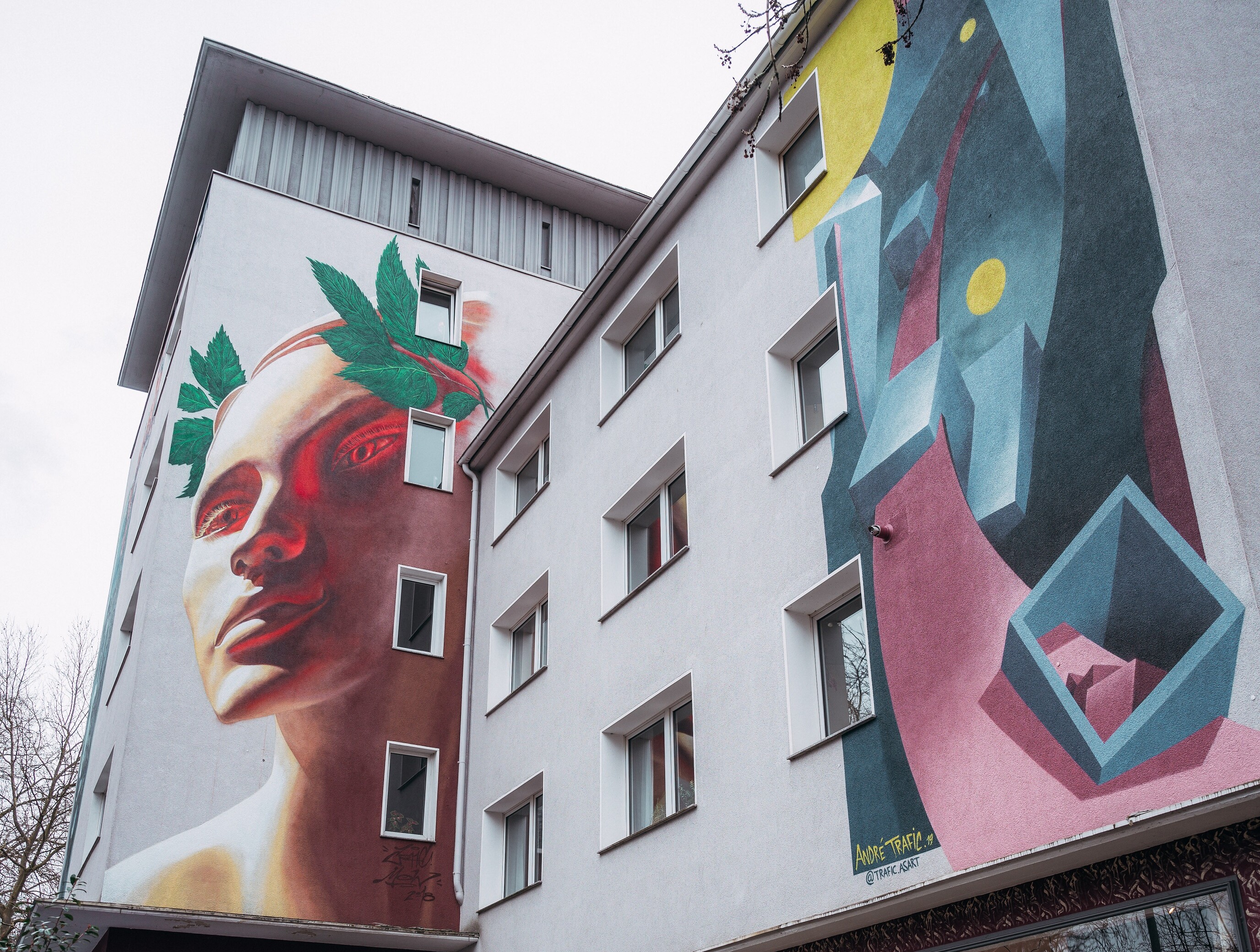 Großflächiges Mural des Künstlers André Trafic, das unter anderem einen Kopf mit Lorbeerkranz zeigt, an einem Haus in Bochum. Foto: © Tourismus NRW e.V./Johannes Höhn