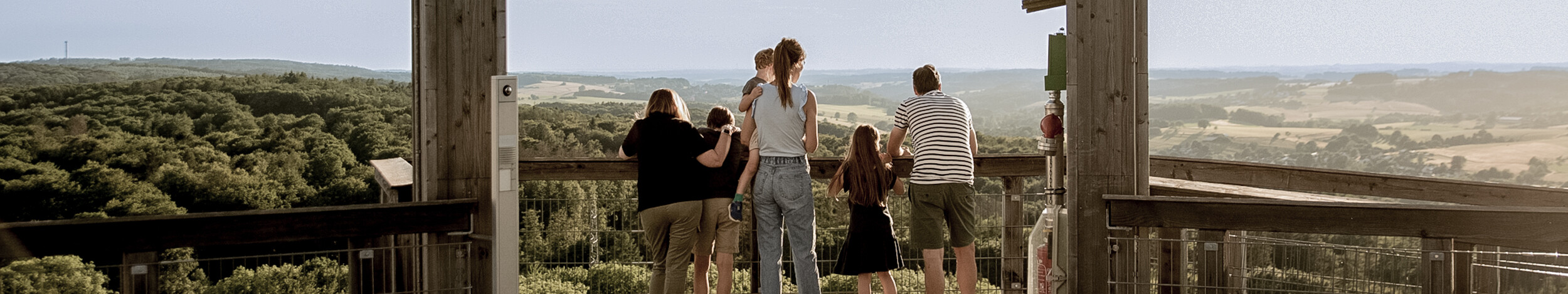 Eine Familie genießt die Aussicht vom Baumwipfelpfad Panarbora im Bergischen Land.