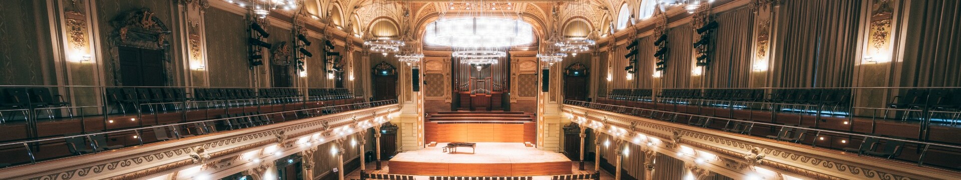 Großer Saal mit Bestuhlung und Blick auf die Orgel in der Historischen Stadthalle Wuppertal 