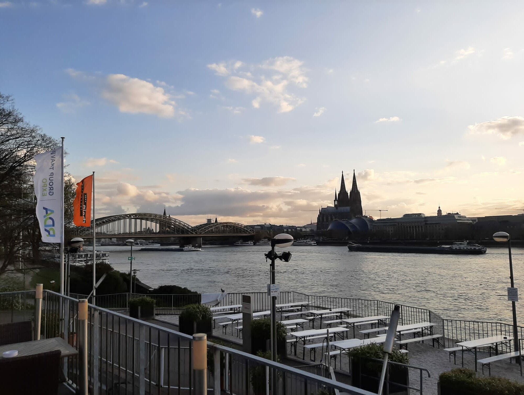 Blick über den Rhein auf den Köln Dom. Im Vordergrund weht eine RDA-Flagge.