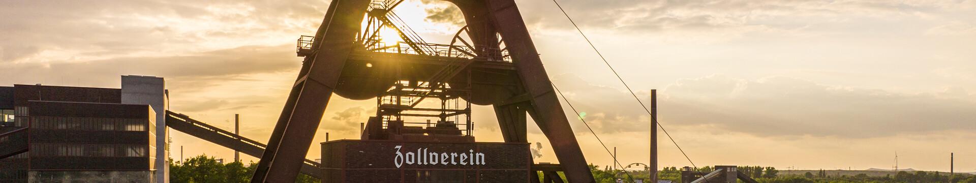 Der markante Doppelbock-Turm von Zeche Zollverein in Essen vor Sonnenuntergang