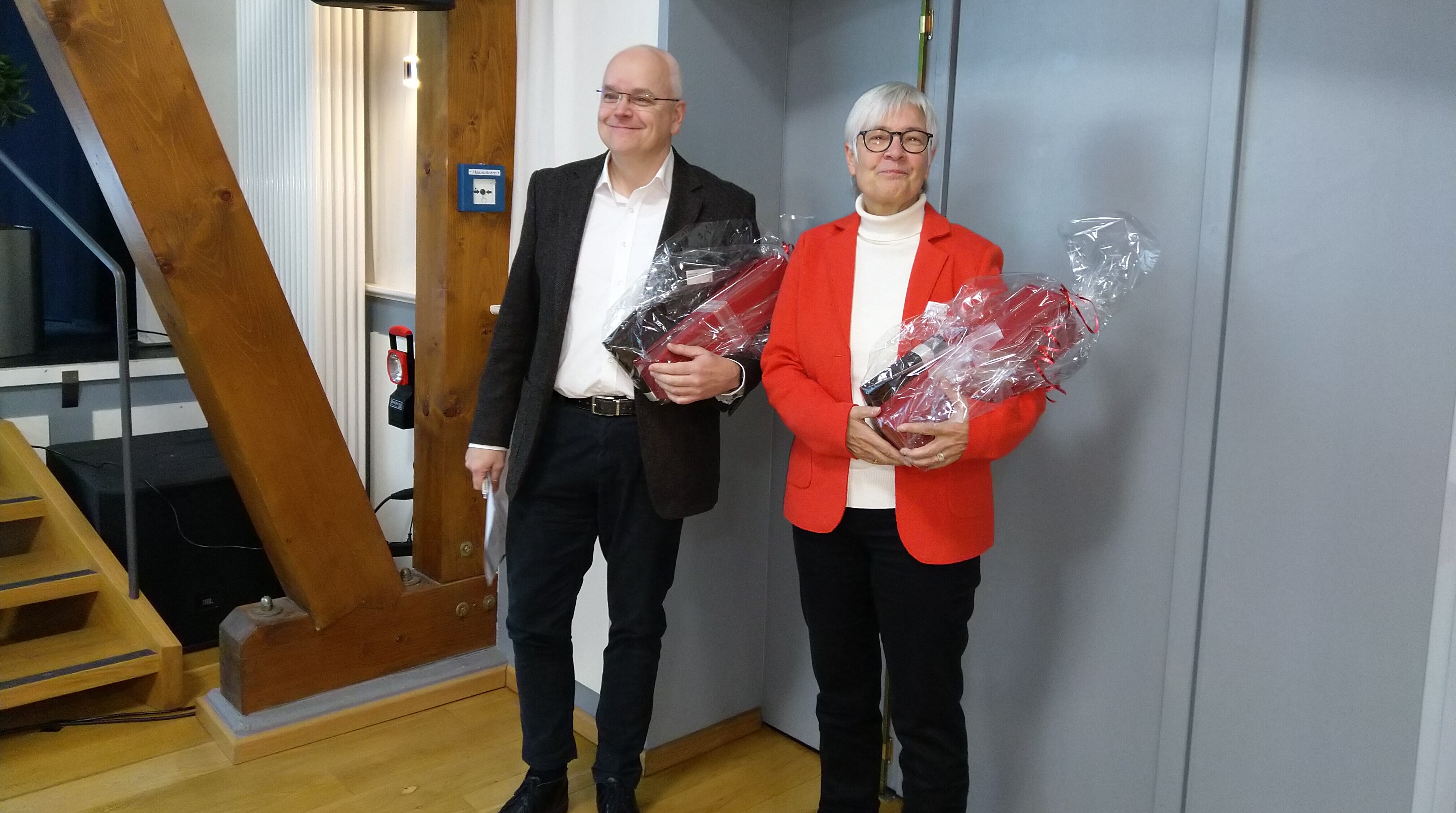 Brigitte Kohlhaas und Holger Piwowar, die langjährigen Rechnungsprüfenden des Tourismus NRW, mit Präsenten in der Hand 
