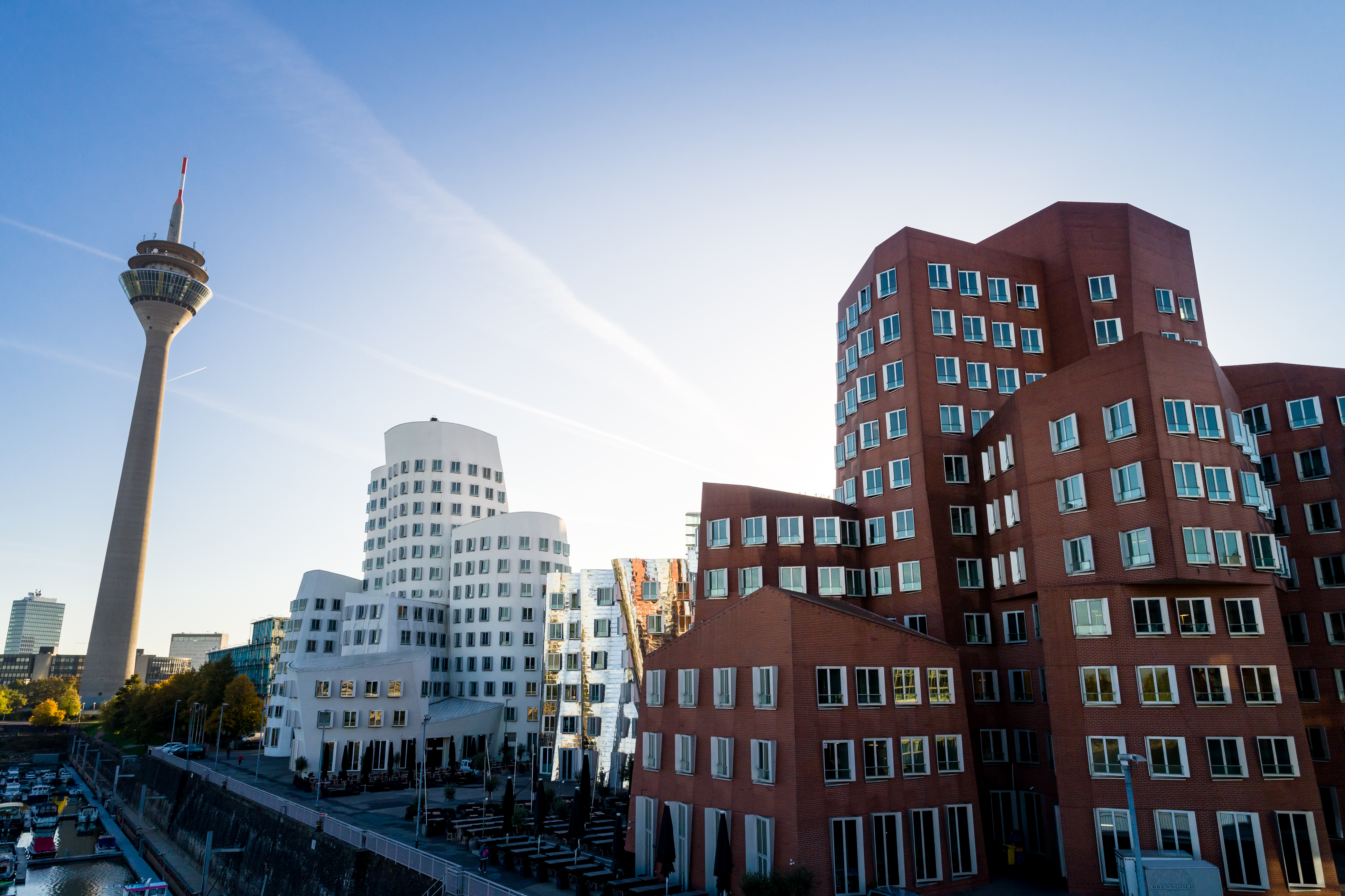 Schief stehende Häuser des Architekten Frank Gehry im Medienhafen in Düsseldorf