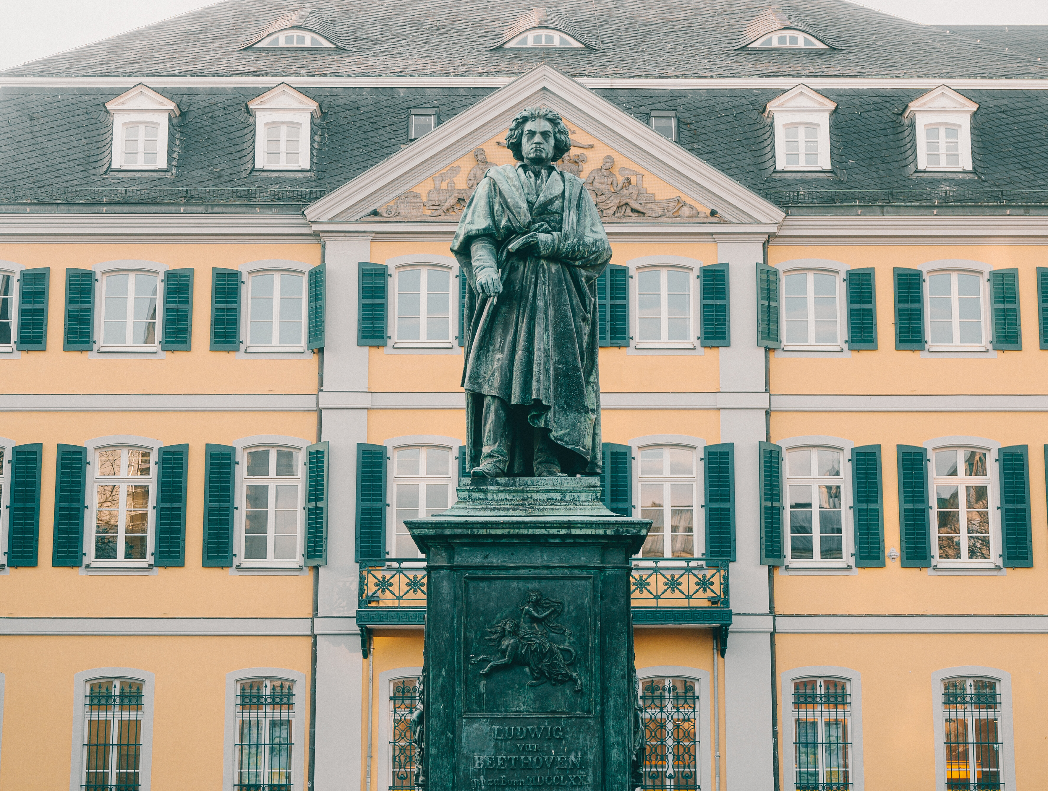 Das Beethovendenkmal von Ernst Julius Hähnel steht auf dem Münsterplatz in Bonn. 