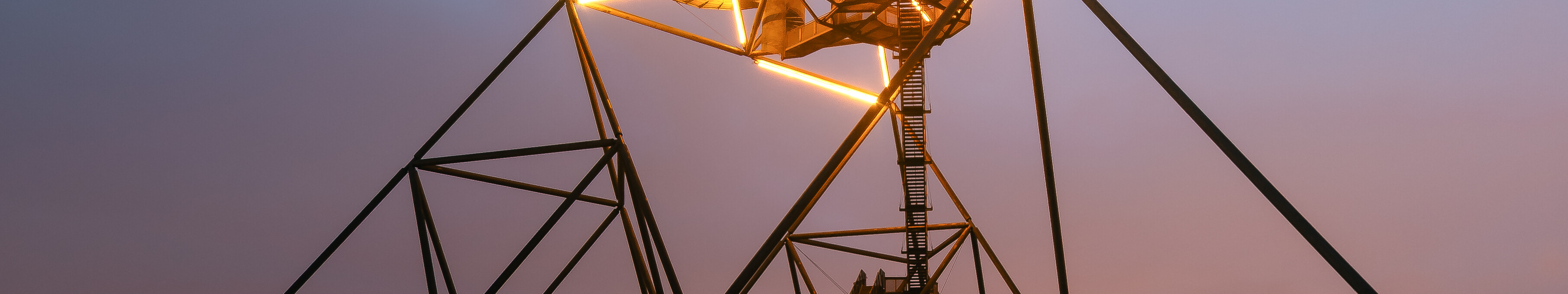 Der Tetraeder in Bottrop ist eine besondere Sehenswürdigkeit: Die begehbare Pyramide auf der Halde Beckstraße bietet einen weiten Panoramablick.
