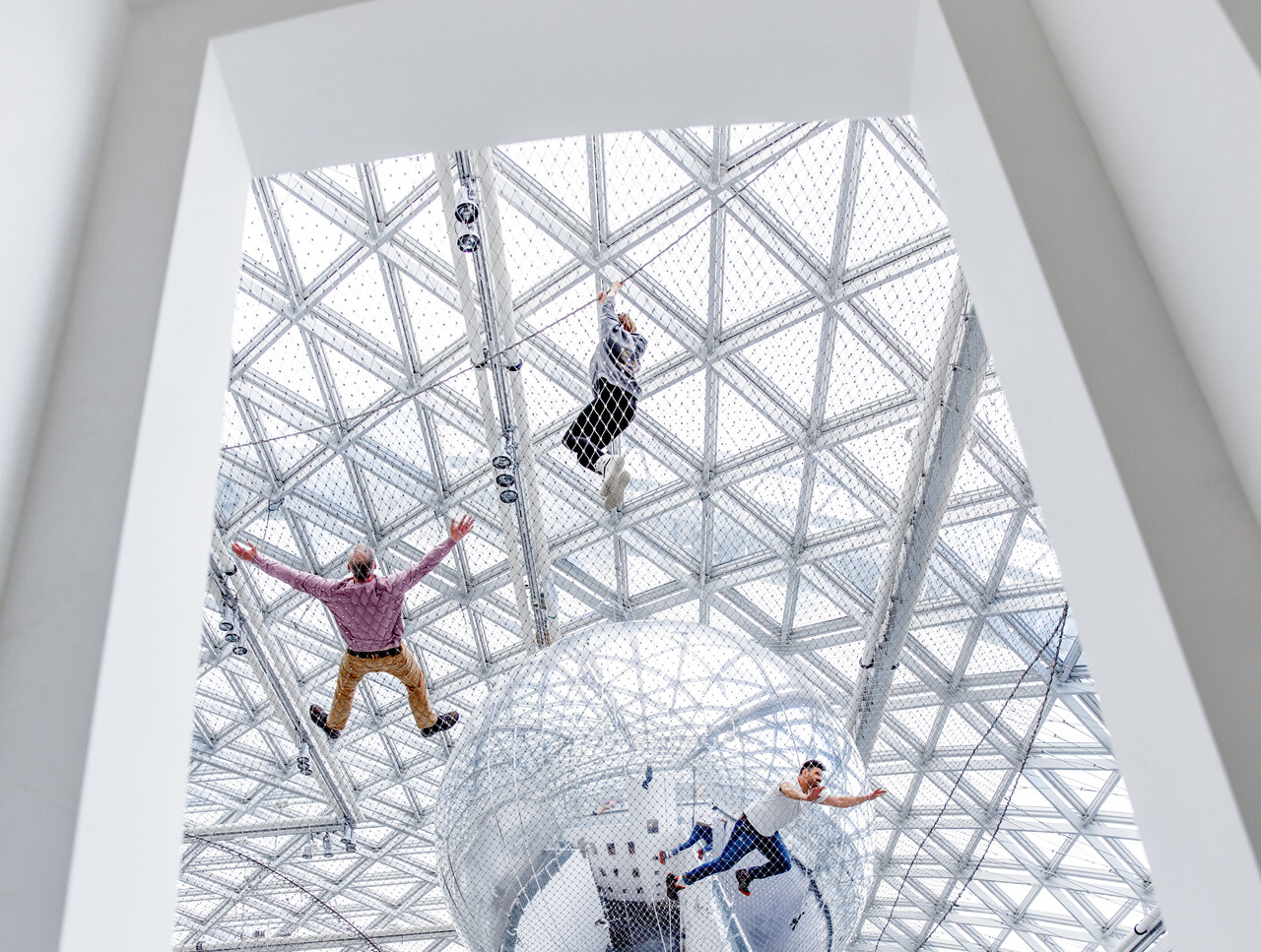 Personen auf einer transparenten Stahlnetzkonstruktion im Kunstmuseum K21 in Düsseldorf.