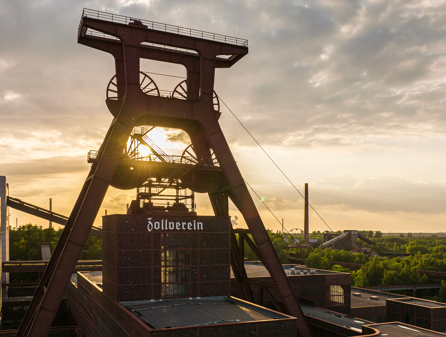 Der markante Doppelbock-Turm von Zeche Zollverein in Essen vor Sonnenuntergang