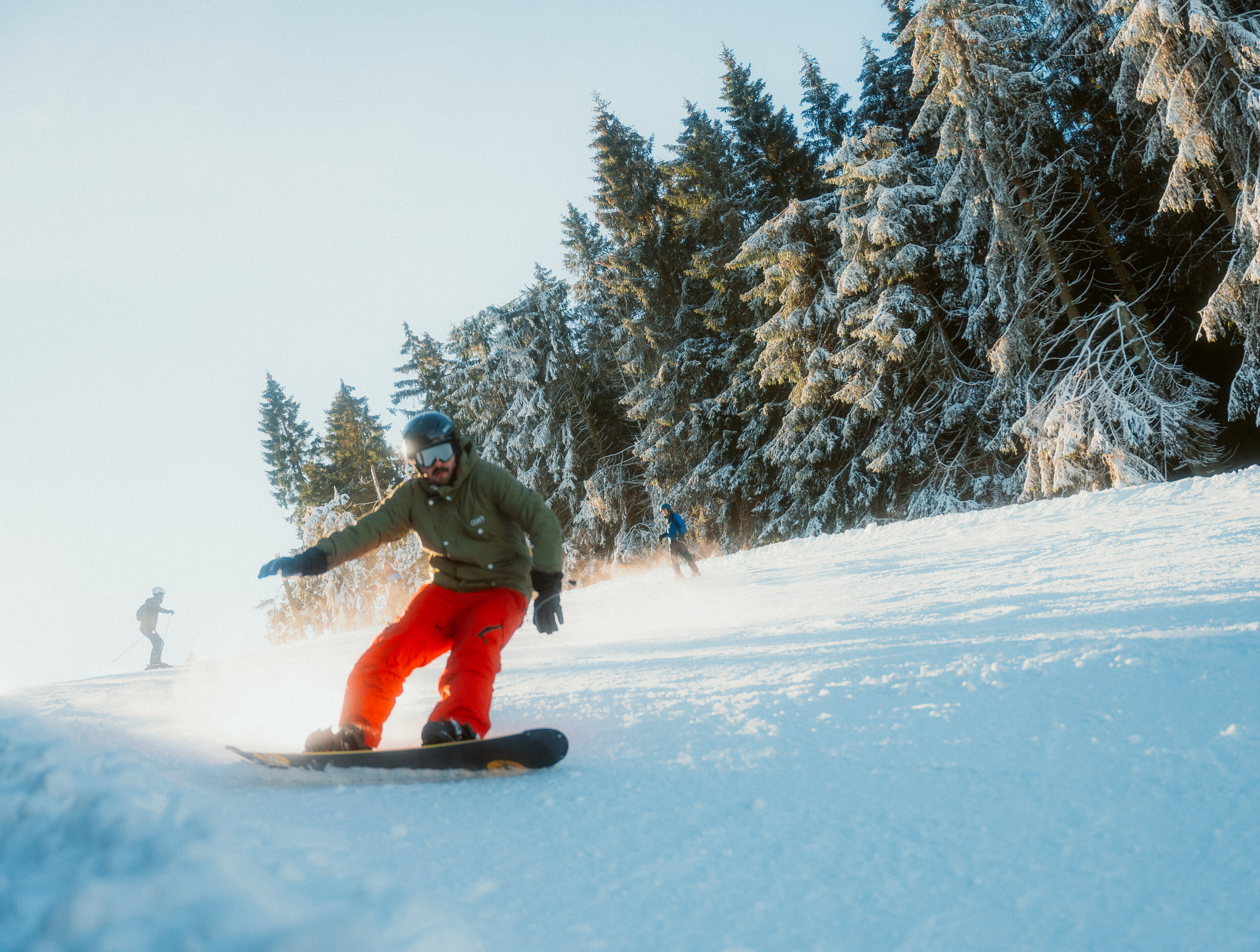 Snowboarder im Skigebiet am Poppenberg bei Winterberg