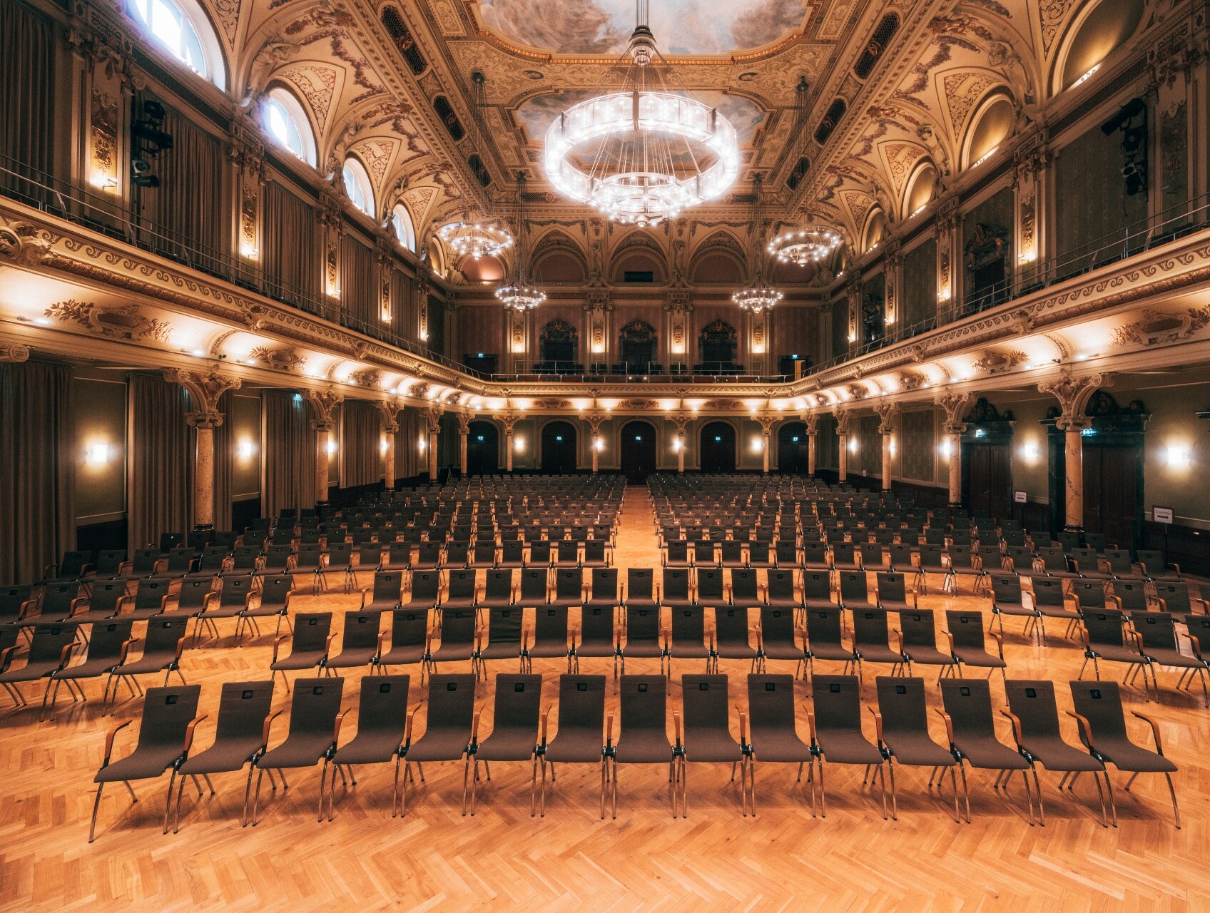 Großer Saal mit Bestuhlung und Kronleuchter in der Historischen Stadthalle Wuppertal 