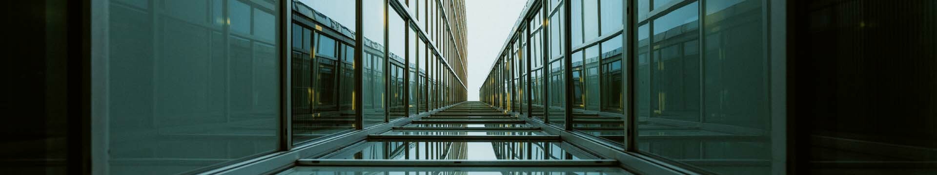 Glasfenster am Dreischeibenhaus in Düsseldorf aus der Froschperspektive 
