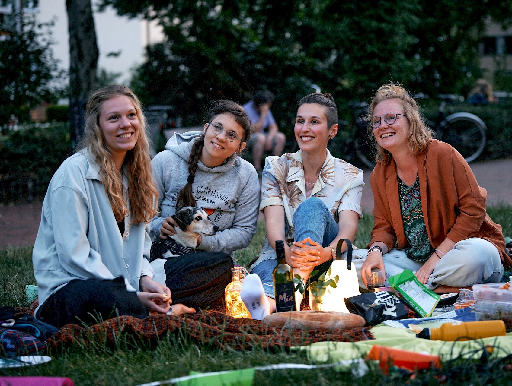 Junge Frauen sitzen auf einer Picknickdecke auf einer Wiese © Münsterland e.V./Philipp Fölting Junge Frauen sitzen auf einer Picknickdecke auf einer Wiese