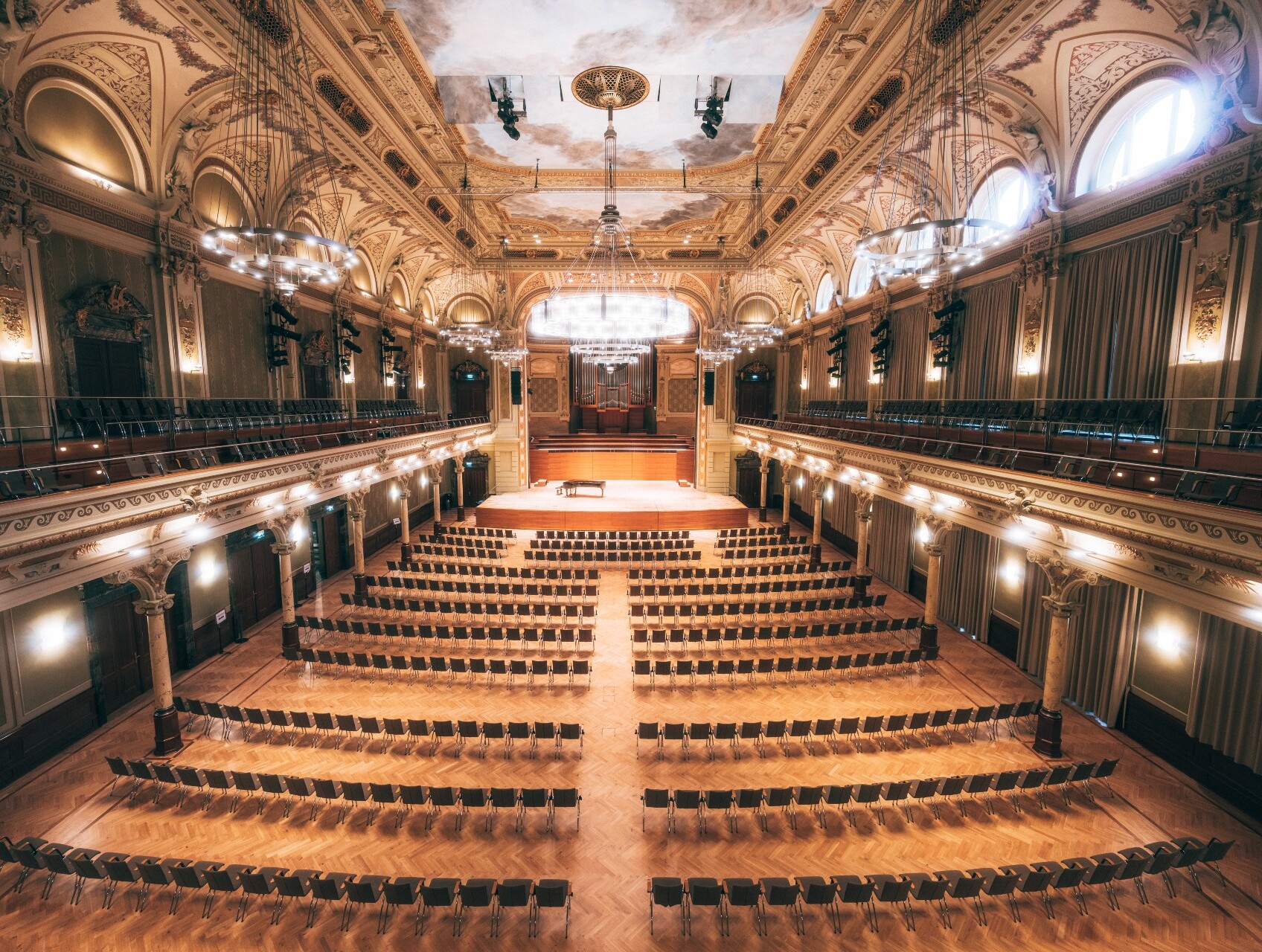 Großer Saal mit Bestuhlung und Blick auf Orgel in der Historischen Stadthalle Wuppertal © Tourismus NRW e.V./Johannes Höhn Großer Saal mit Bestuhlung und Blick auf die Orgel in der Historischen Stadthalle Wuppertal