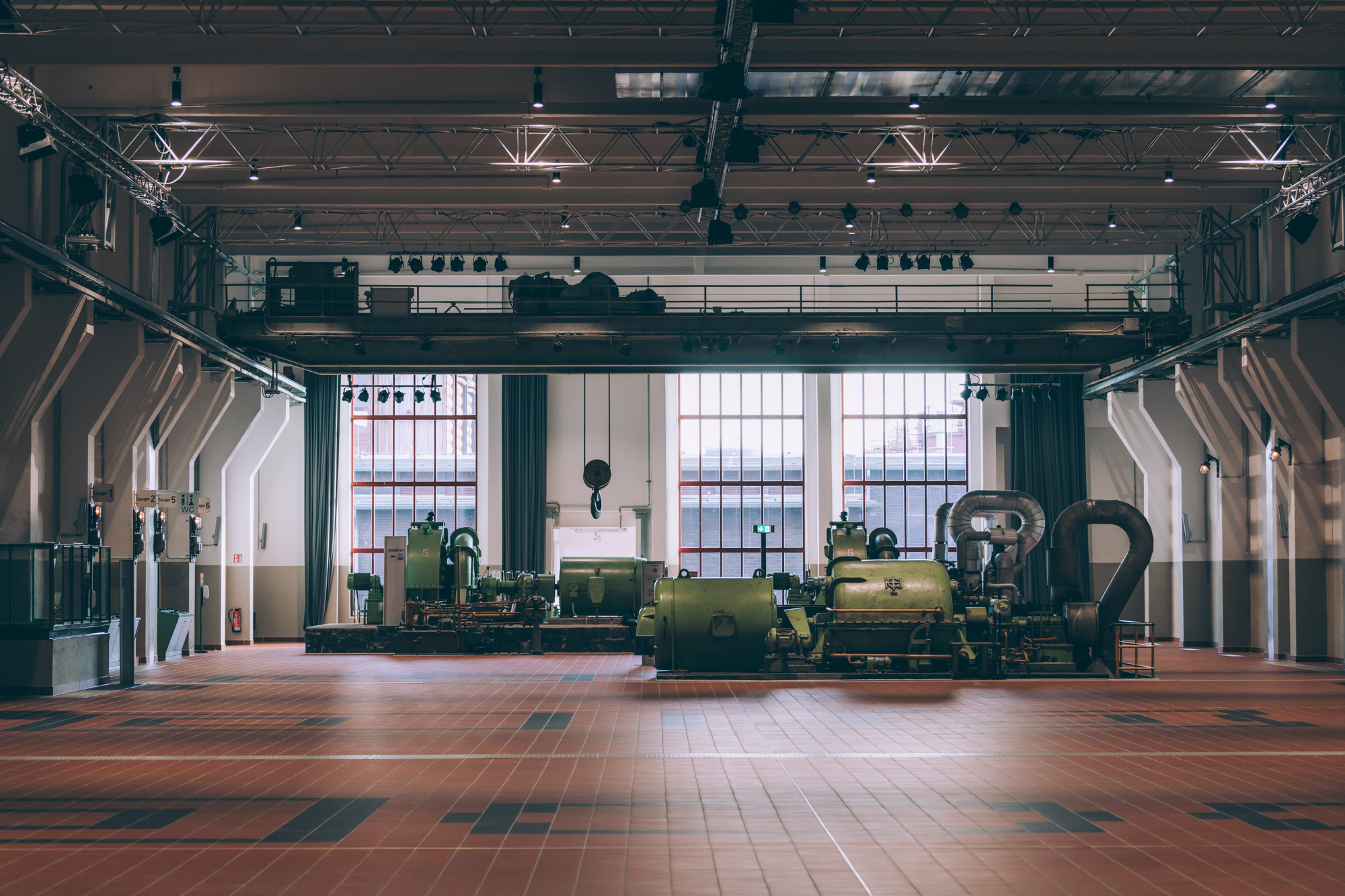 Historische Maschinen im Foyer der multifunktionalen Eventlocation Grand Hall Zollverein in Essen