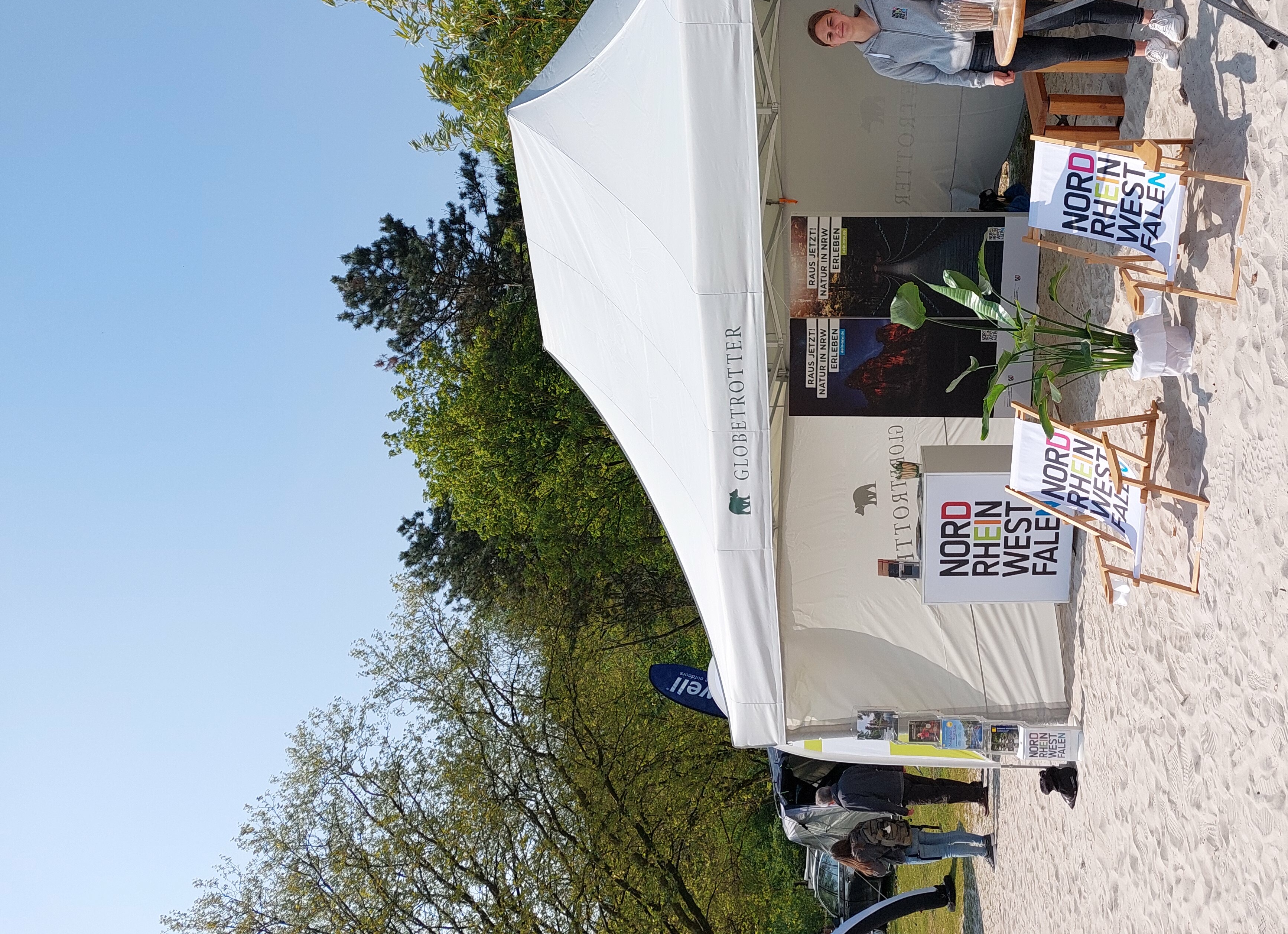 Tourismus-NRW-Stand mit Liegen beim Globetrotter-Testival am Strand des Fühlinger Sees in Köln 