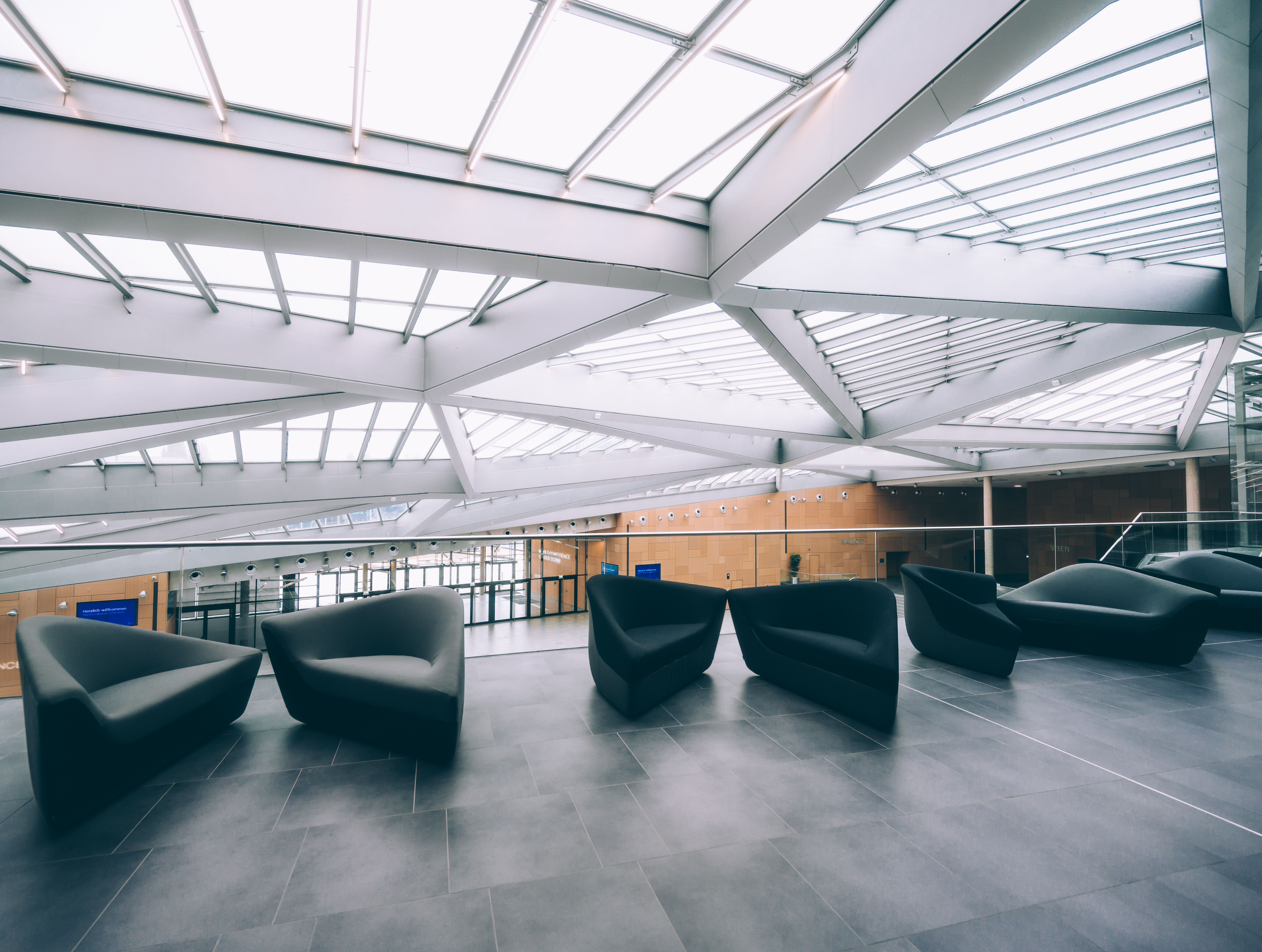 Sessel stehen im Eingangsbereich zum Saal New York im World Conference Center Bonn 