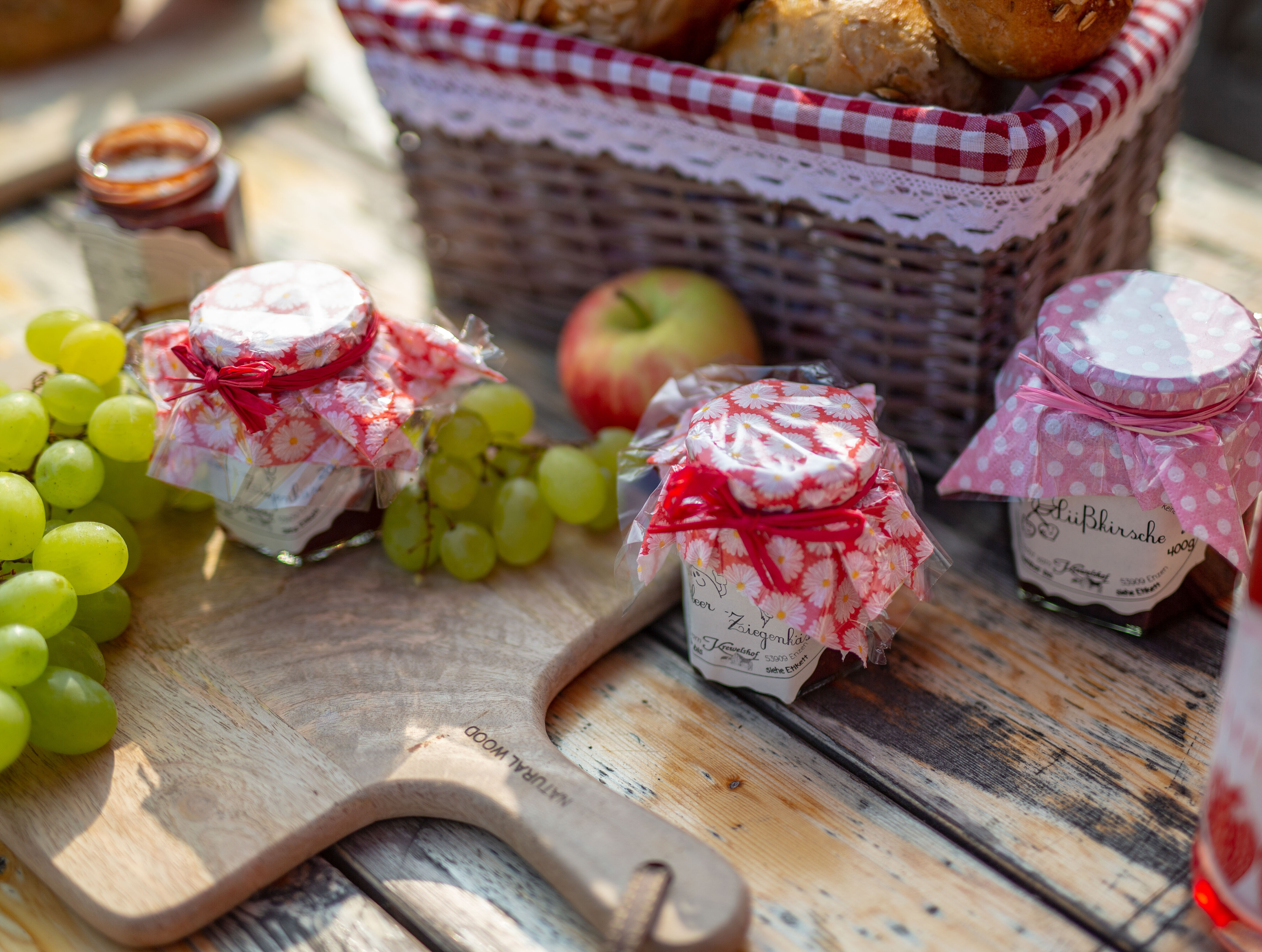 Mit Brötchenkorb, Marmelade und Weintrauben gedeckter Tisch im Krewelshof in Lohmar © Tourismus NRW e.V.