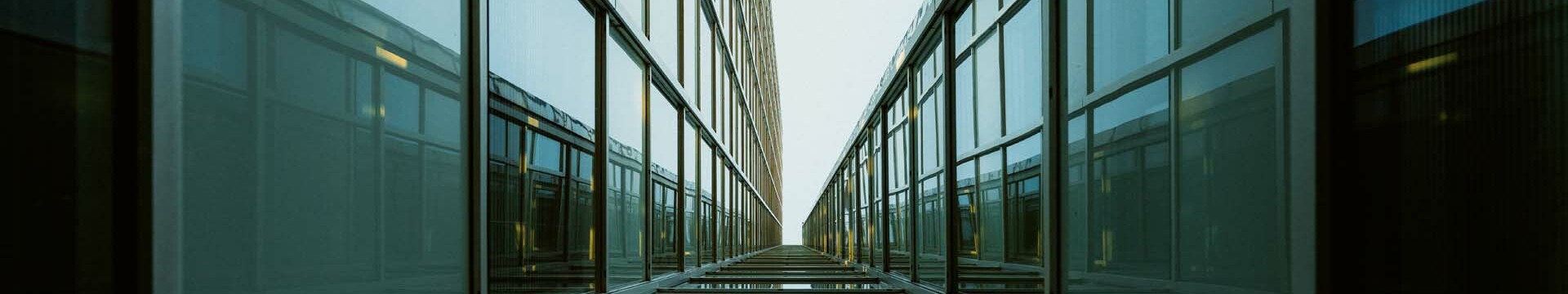 Glasfenster am Dreischeibenhaus in Düsseldorf aus der Froschperspektive 